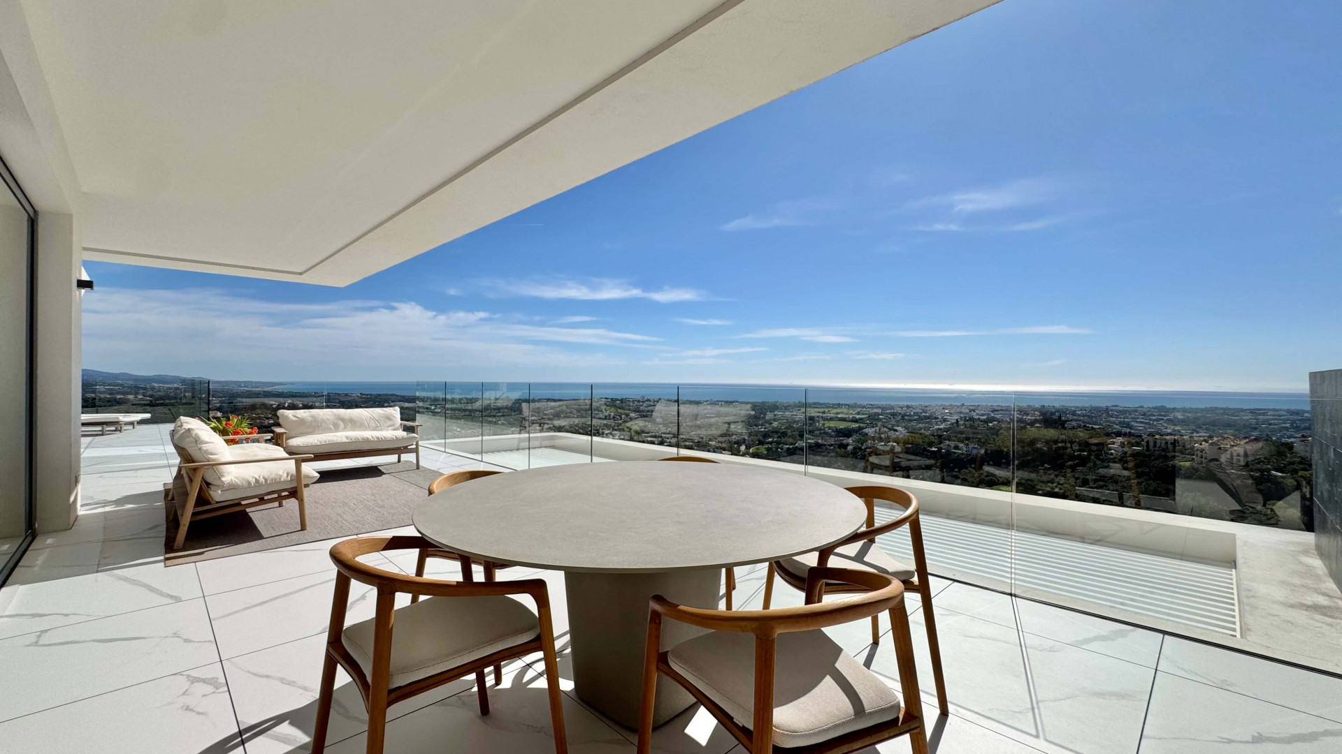 Luxury South-Facing Corner Apartment with Panoramic Sea & Golf Views in La Quinta