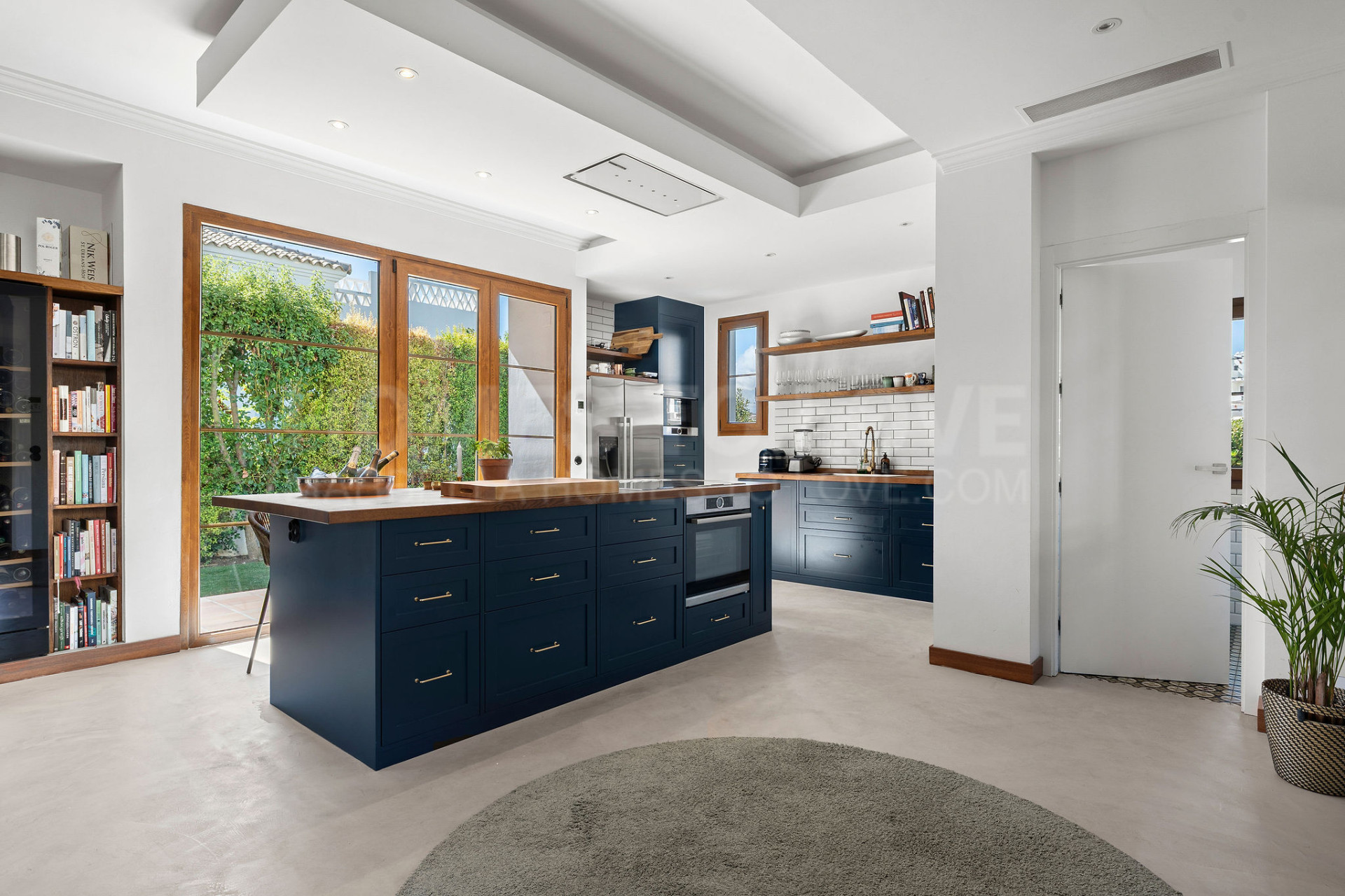 Villa renovada de 4 dormitorios con vistas al mar, piscina privada y jardín mediterráneo en Estepona