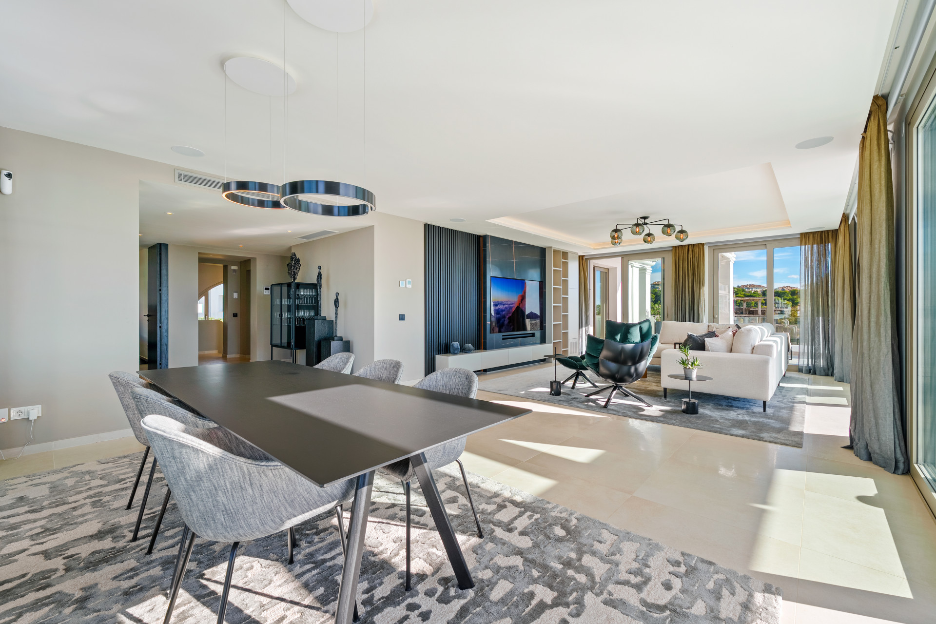 Excepcional ático de lujo en Nueva Andalucía con vistas panorámicas al mar.