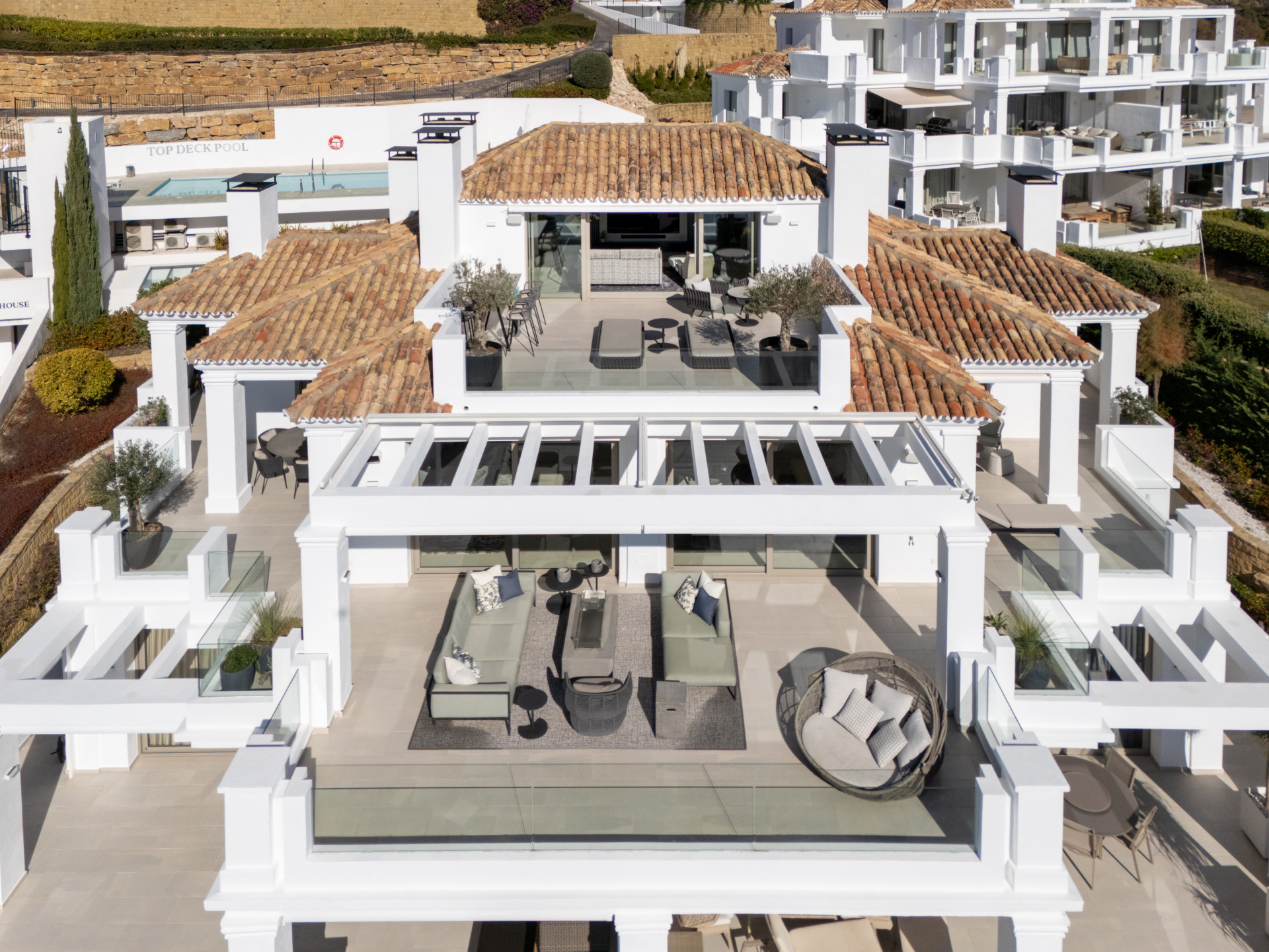 Excepcional ático de lujo en Nueva Andalucía con vistas panorámicas al mar.