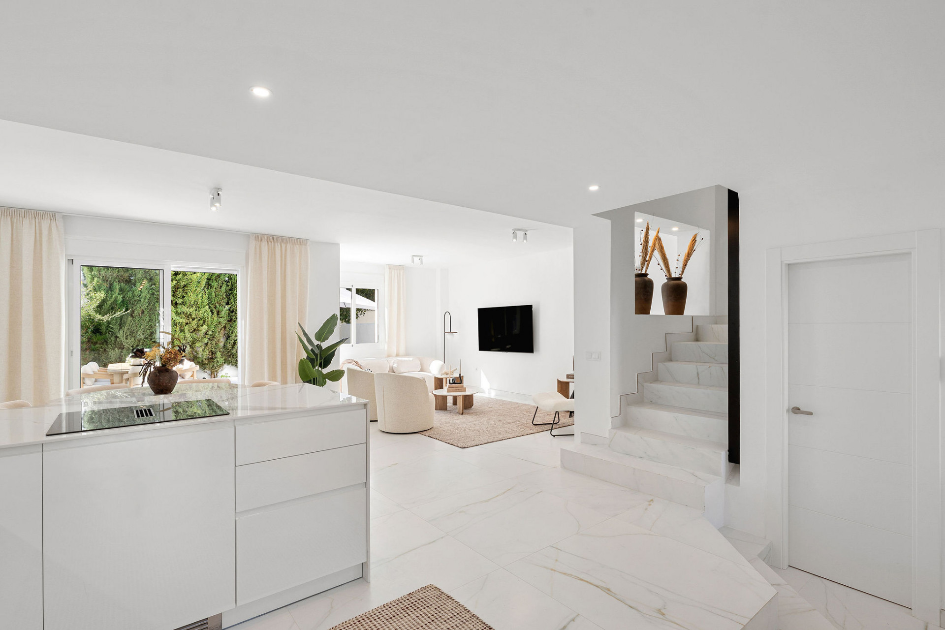 ¡Bienvenido a esta excepcional casa adosada donde el lujo contemporáneo se encuentra con comodidad y estilo de vida sin esfuerzo!