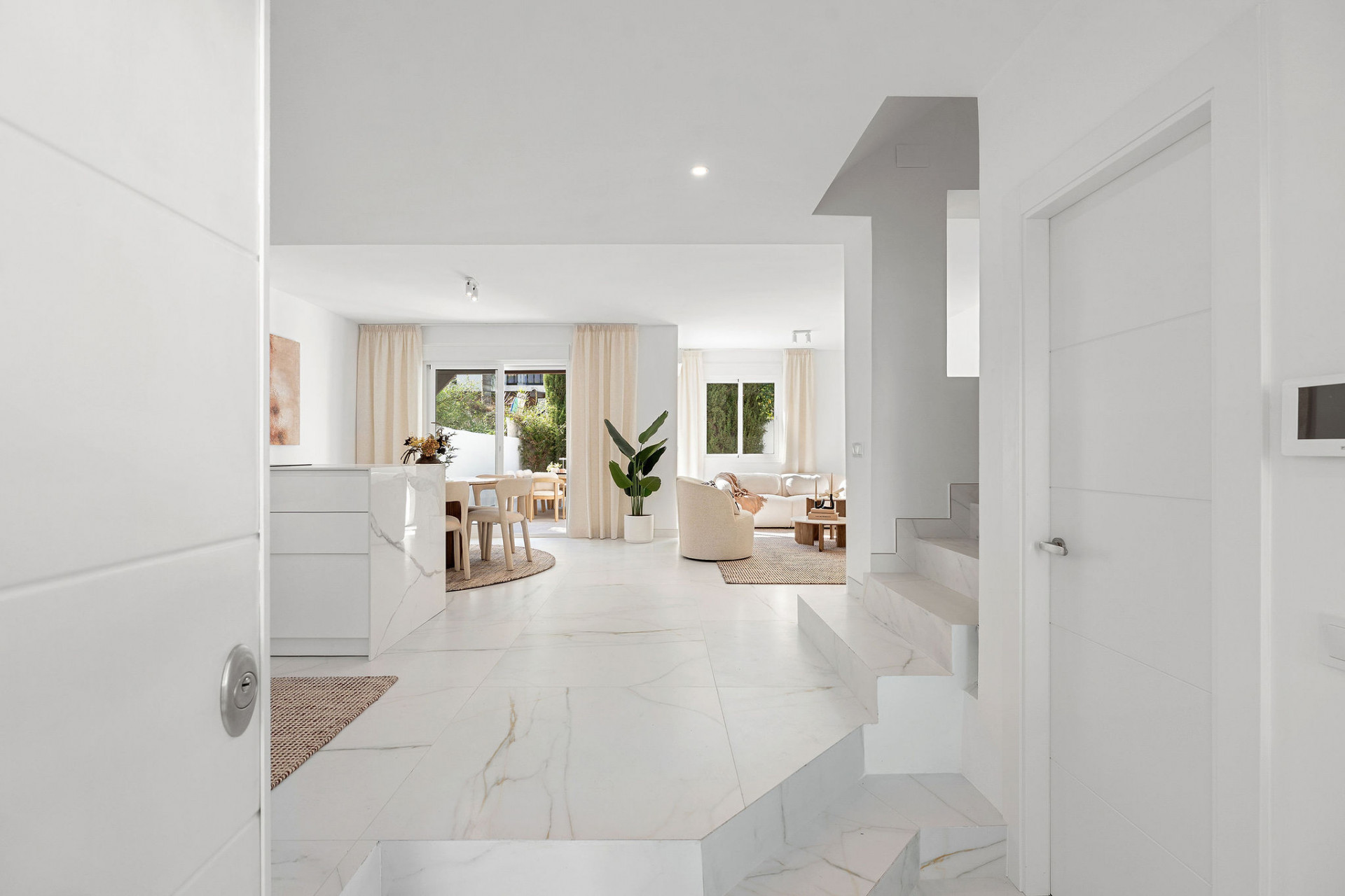 ¡Bienvenido a esta excepcional casa adosada donde el lujo contemporáneo se encuentra con comodidad y estilo de vida sin esfuerzo!