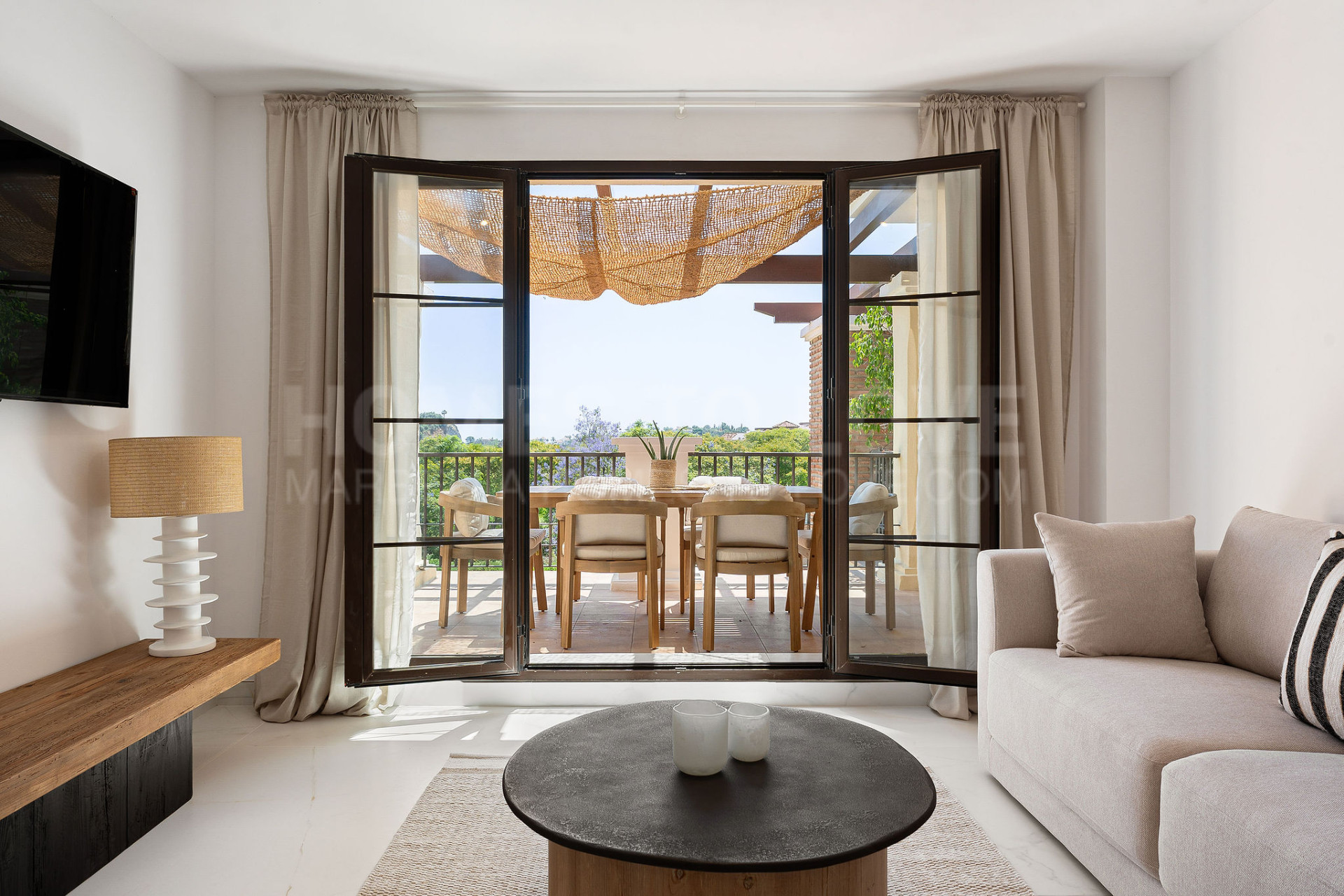 Welcome to this beautifully renovated penthouse offering bright, contemporary living in a tranquil Andalusian urbanization!