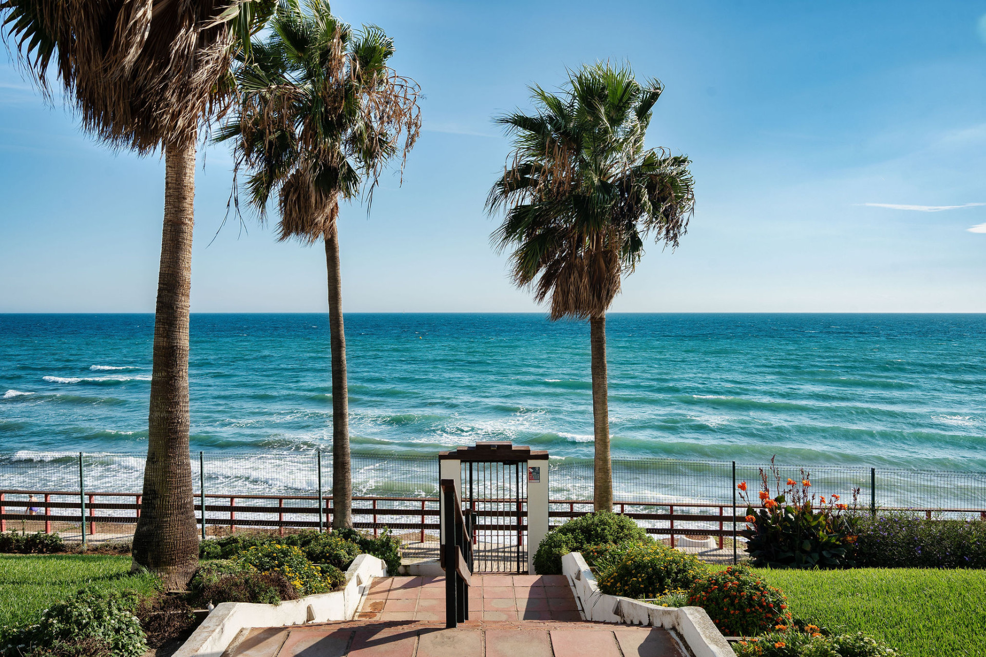 Welcome to this frontline beach studio in Calahonda!