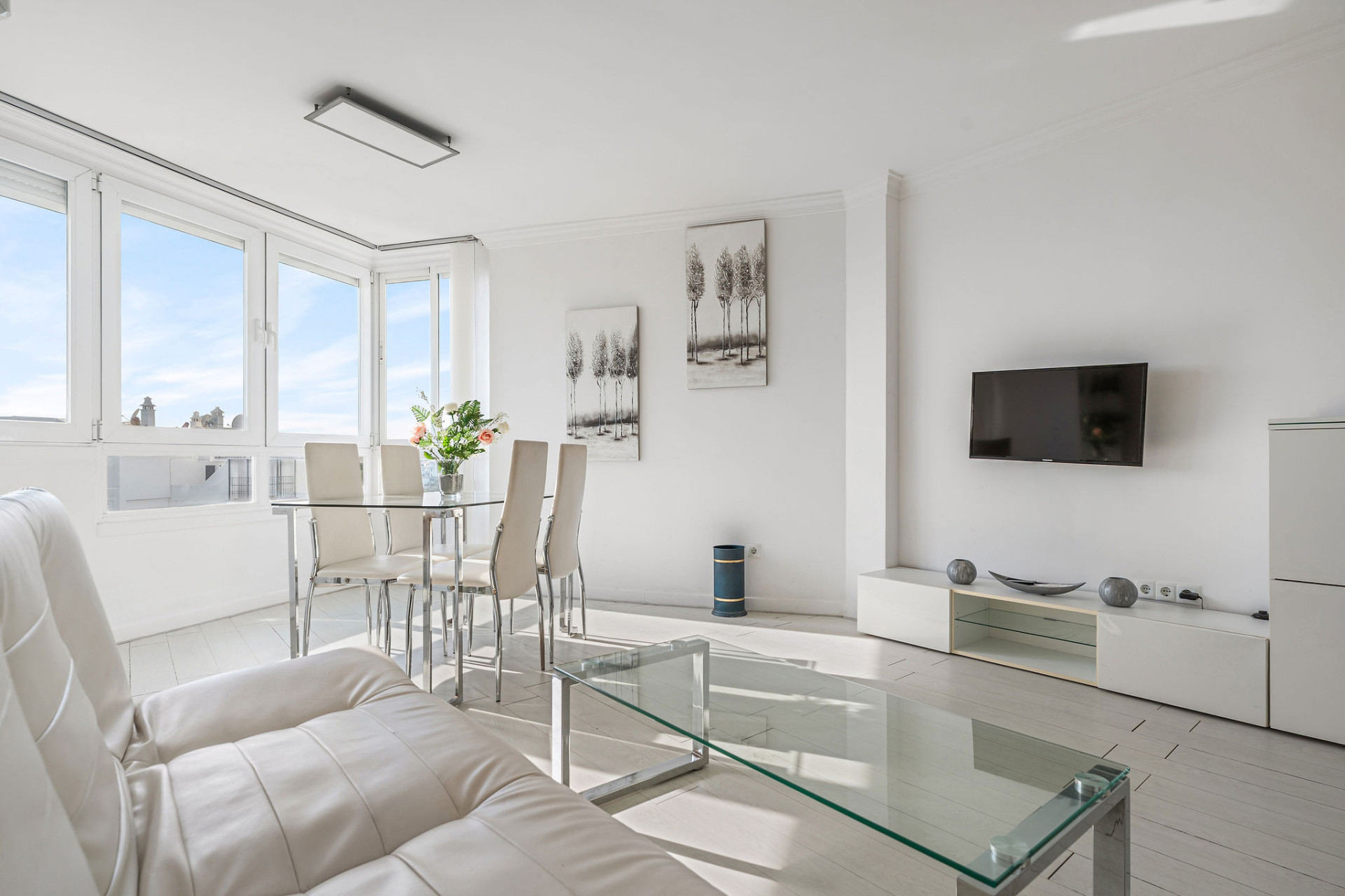 Welcome to this frontline beach studio in Calahonda!