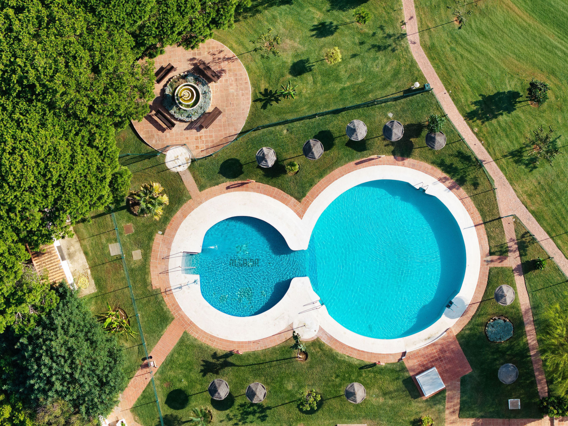 Welcome to this frontline beach studio in Calahonda!