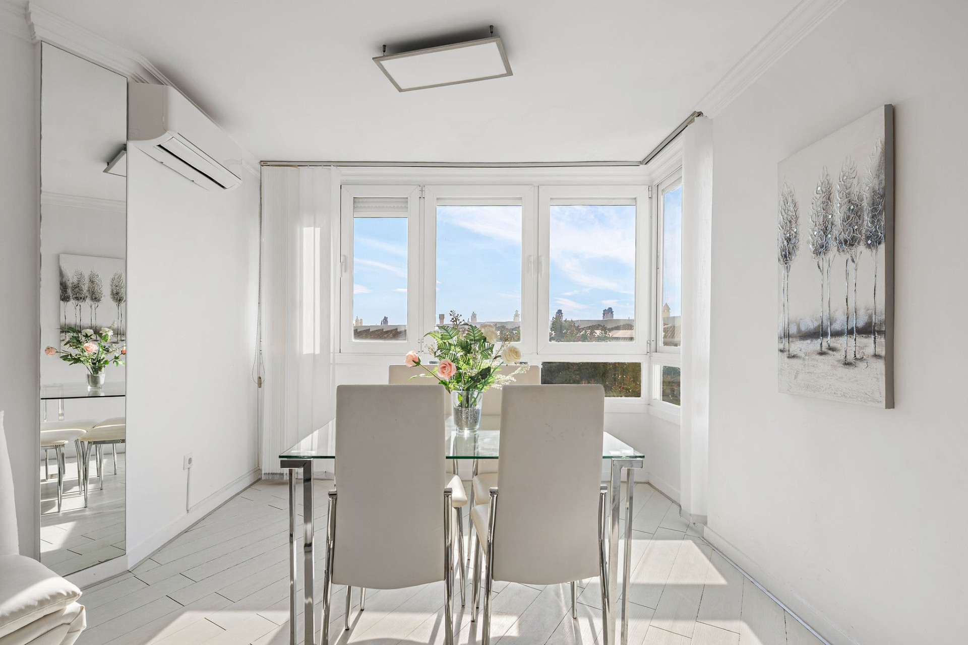 Welcome to this frontline beach studio in Calahonda!