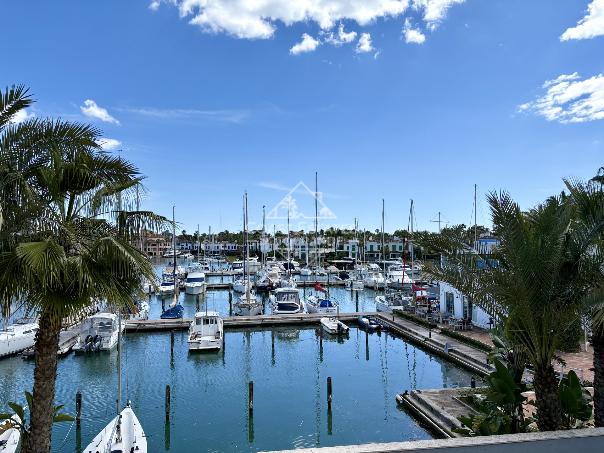 Amplio apartamento de tres dormitorios con piscina comunitaria en la Marina de Sotogrande