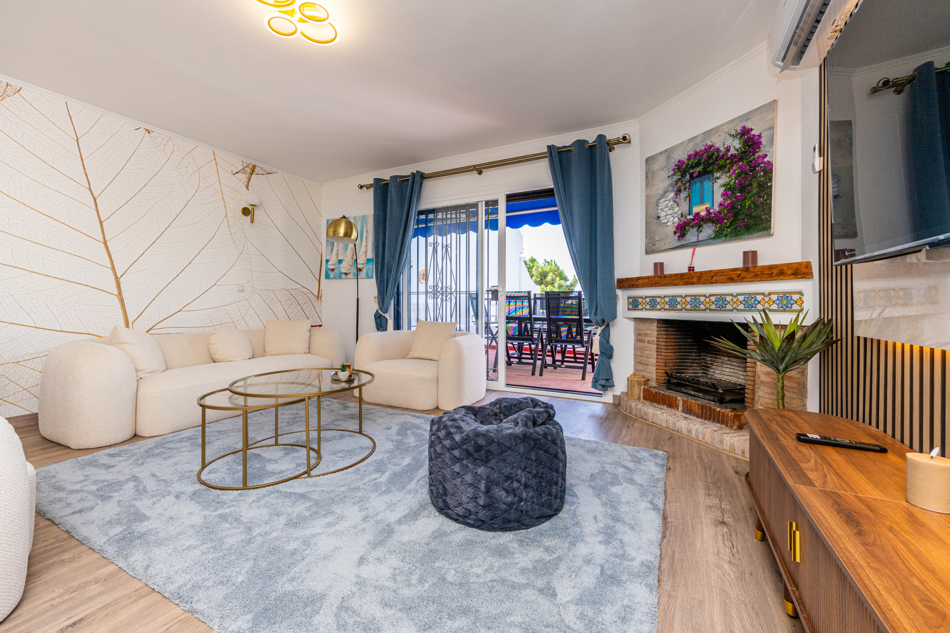 Renovated Corner Townhouse with Panoramic Sea Views & Independent Studio