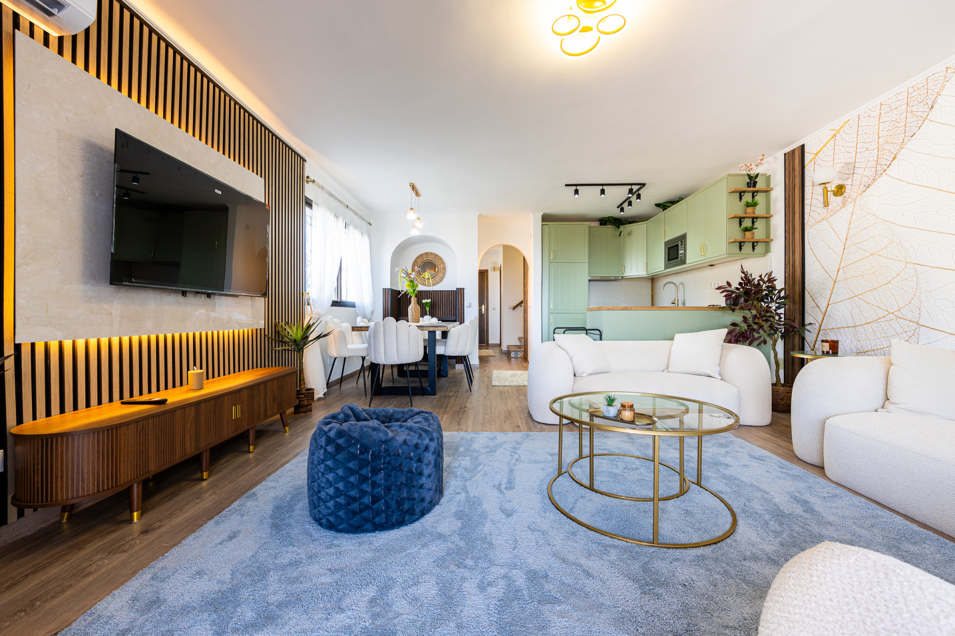 Renovated Corner Townhouse with Panoramic Sea Views & Independent Studio