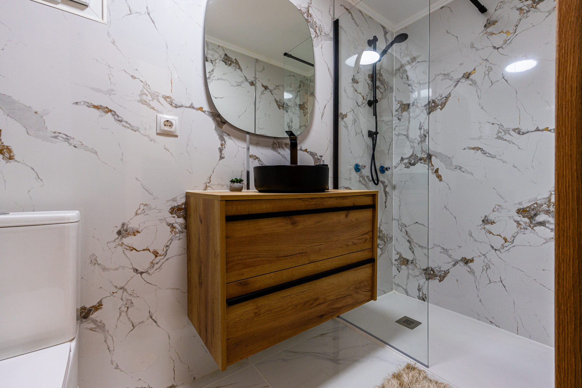 Renovated Corner Townhouse with Panoramic Sea Views & Independent Studio