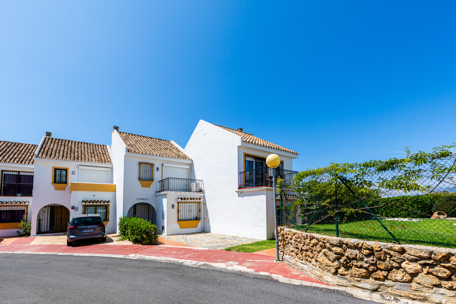 Renovated Corner Townhouse with Panoramic Sea Views & Independent Studio