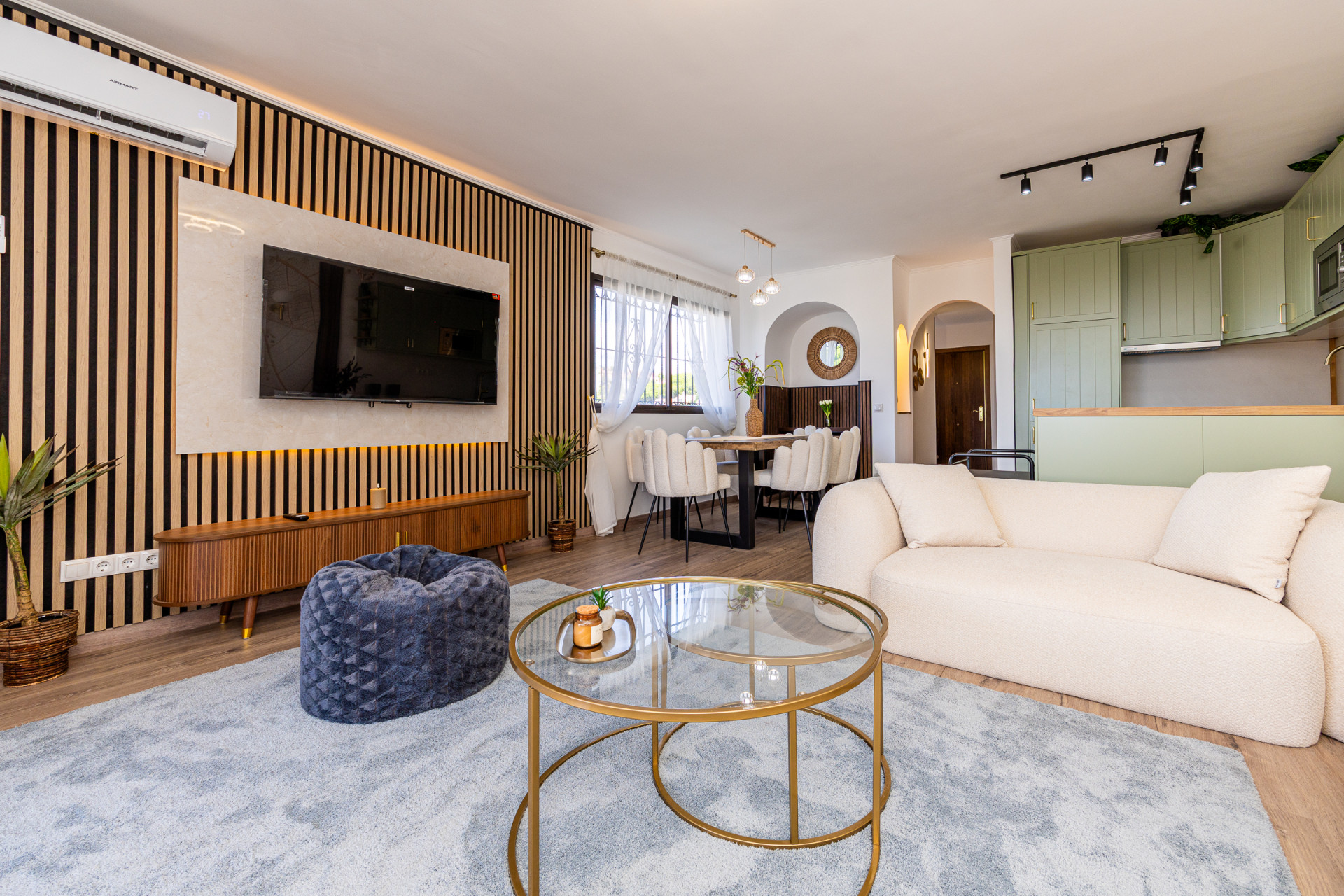 Renovated Corner Townhouse with Panoramic Sea Views & Independent Studio