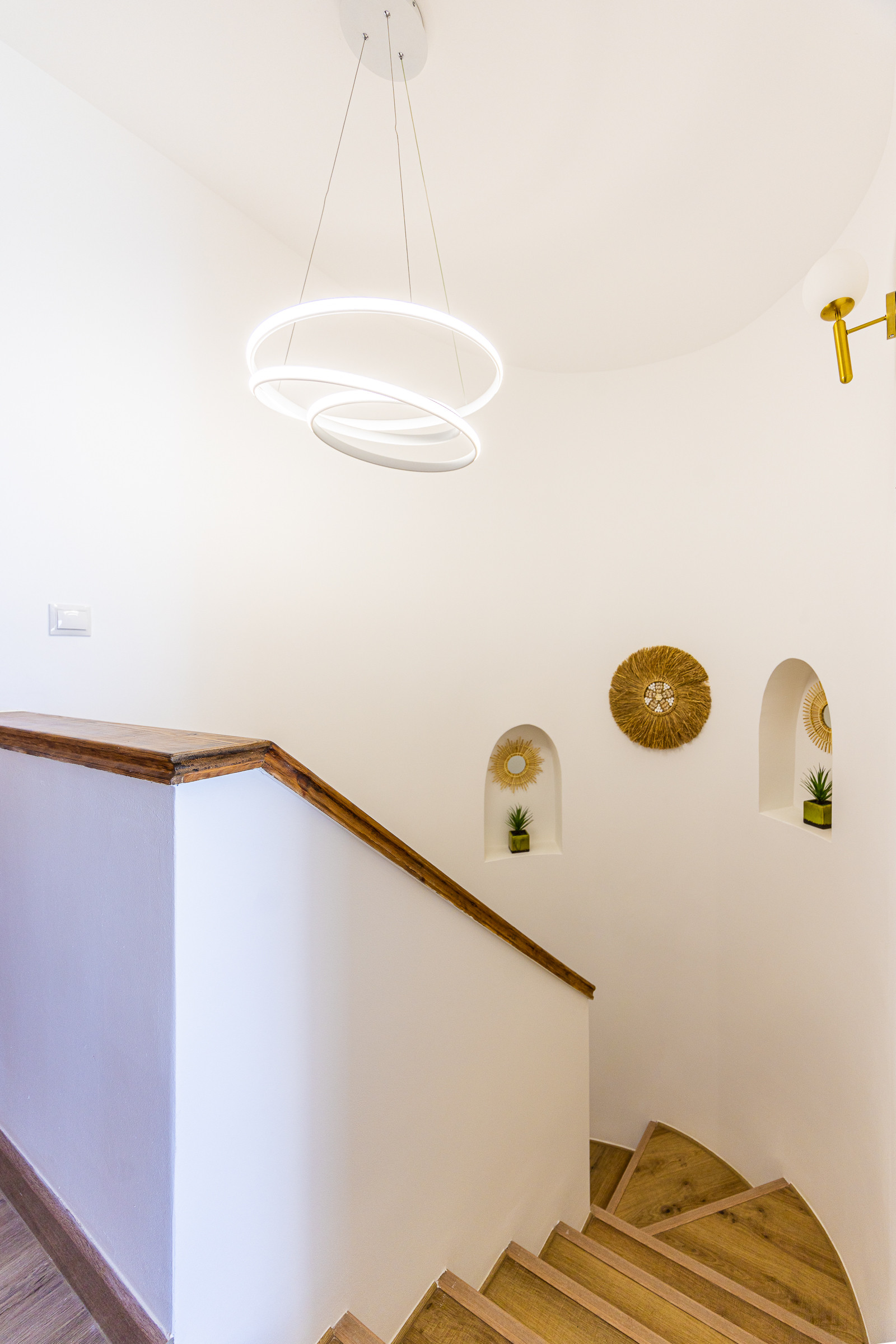 Renovated Corner Townhouse with Panoramic Sea Views & Independent Studio