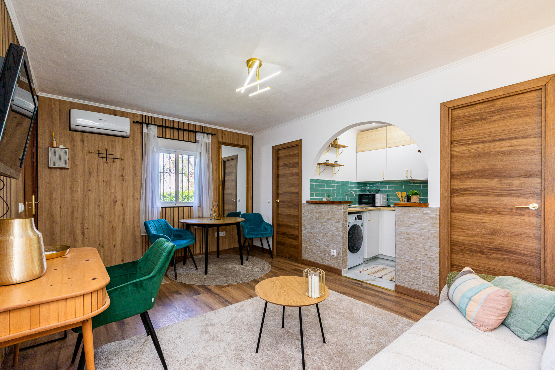 Renovated Corner Townhouse with Panoramic Sea Views & Independent Studio
