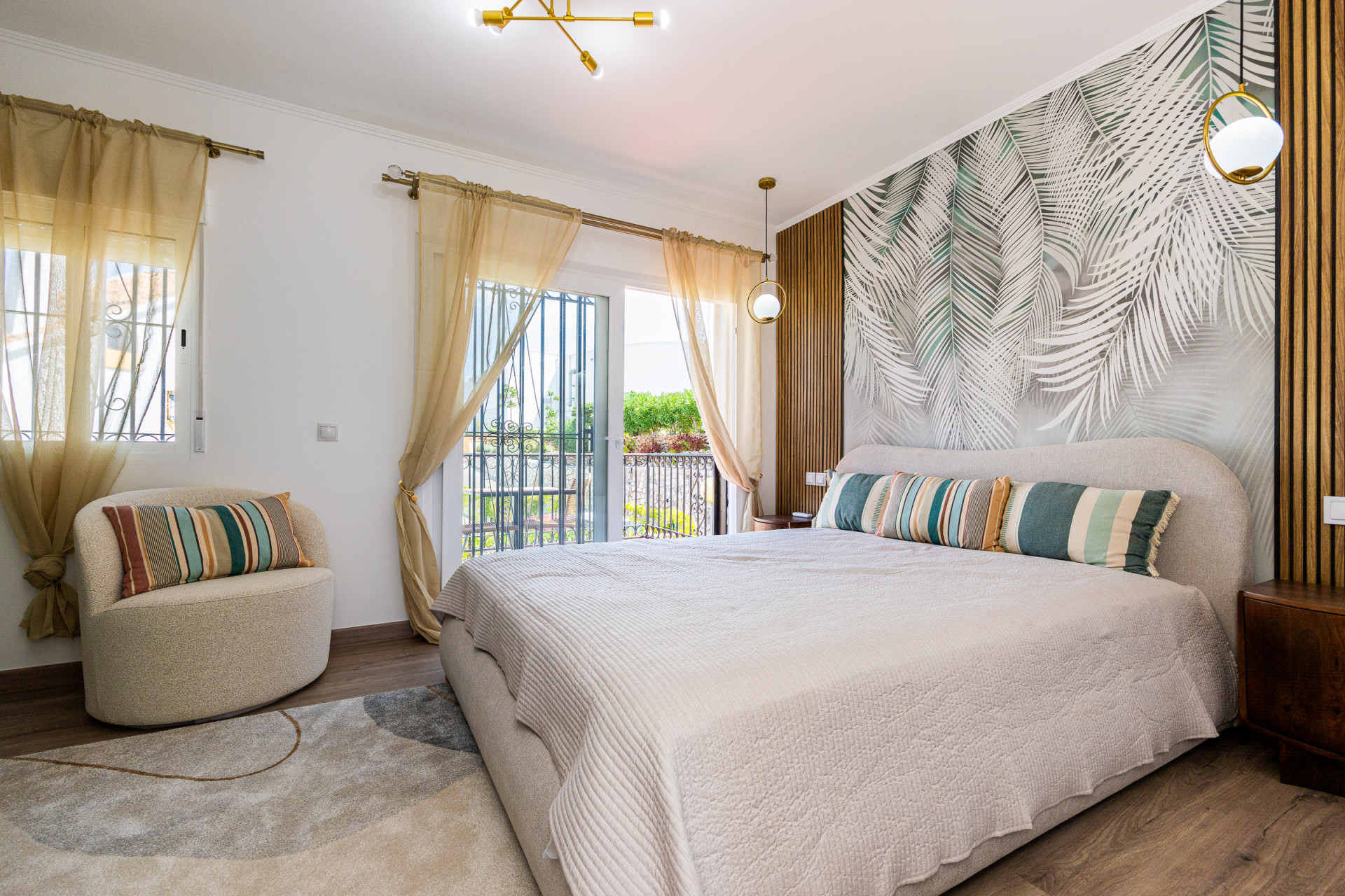 Renovated Corner Townhouse with Panoramic Sea Views & Independent Studio