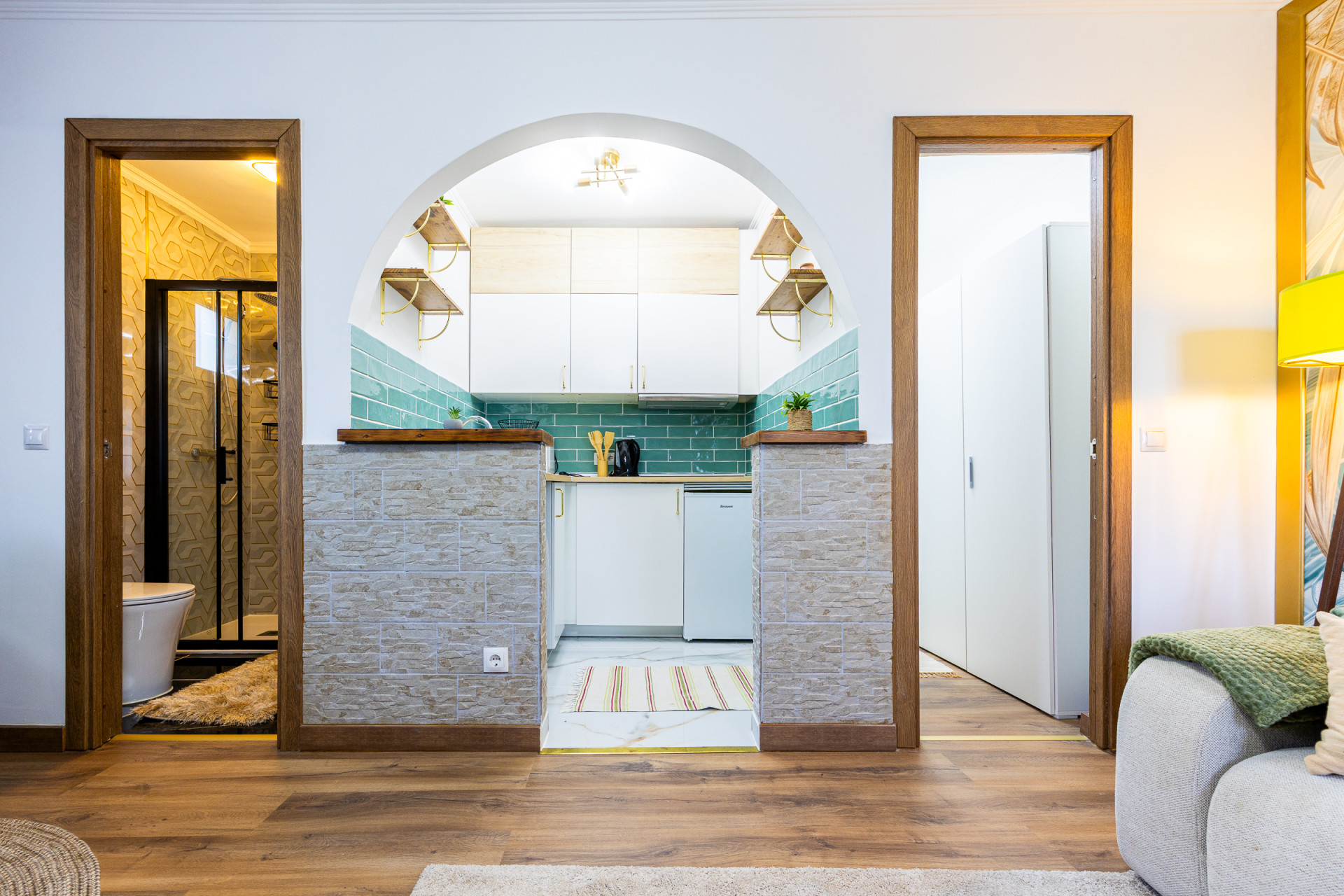 Renovated Corner Townhouse with Panoramic Sea Views & Independent Studio