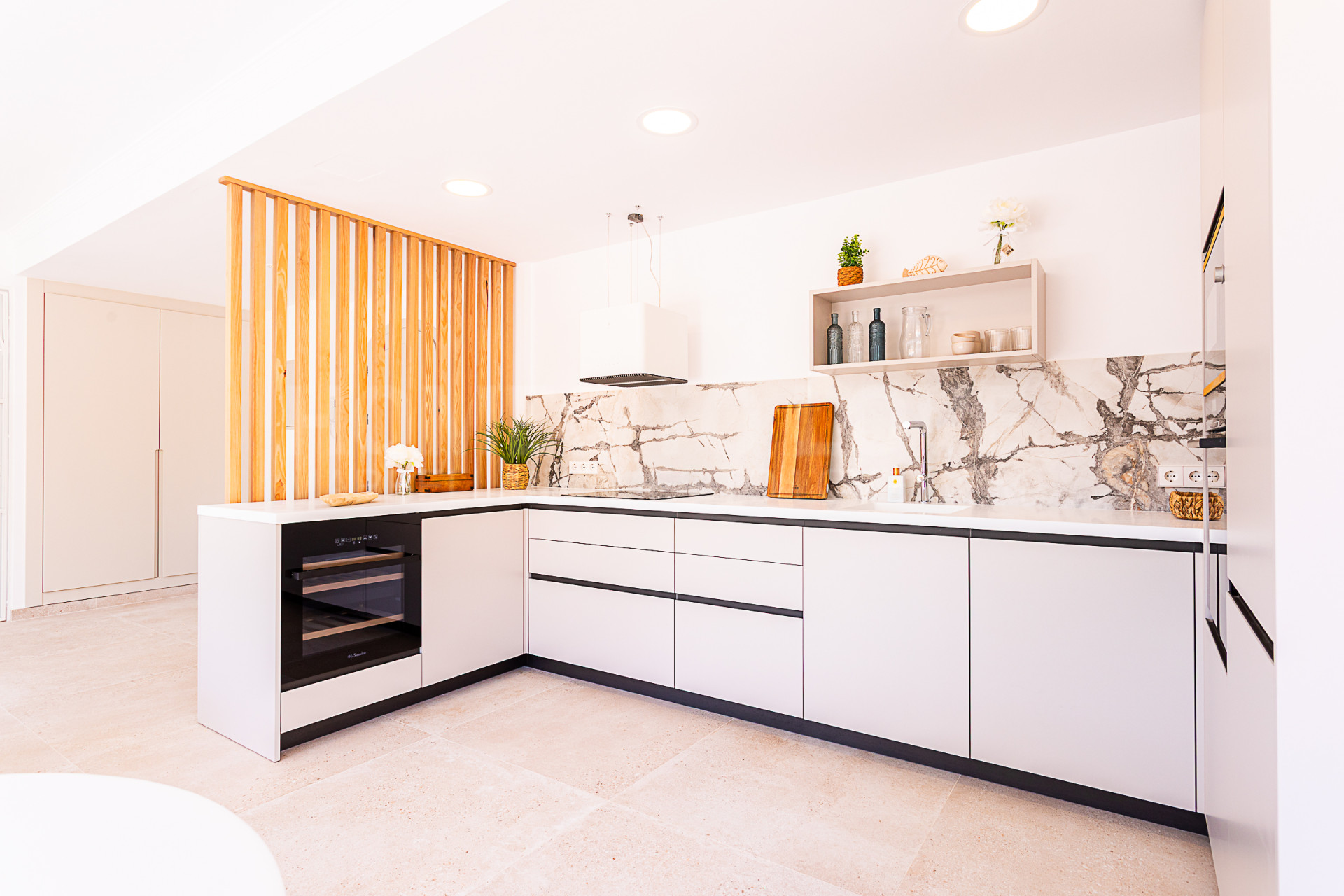 Luxueux Penthouse Entièrement Rénové à Santa María Village, Elviria Valeur Exceptionnelle : Récemment réduit de 745 000 € !