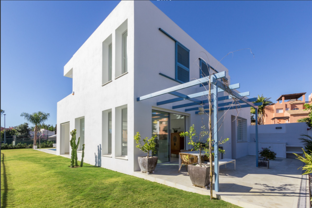 Villa de estilo contemporáneo de nueva construcción a pocos minutos a ...