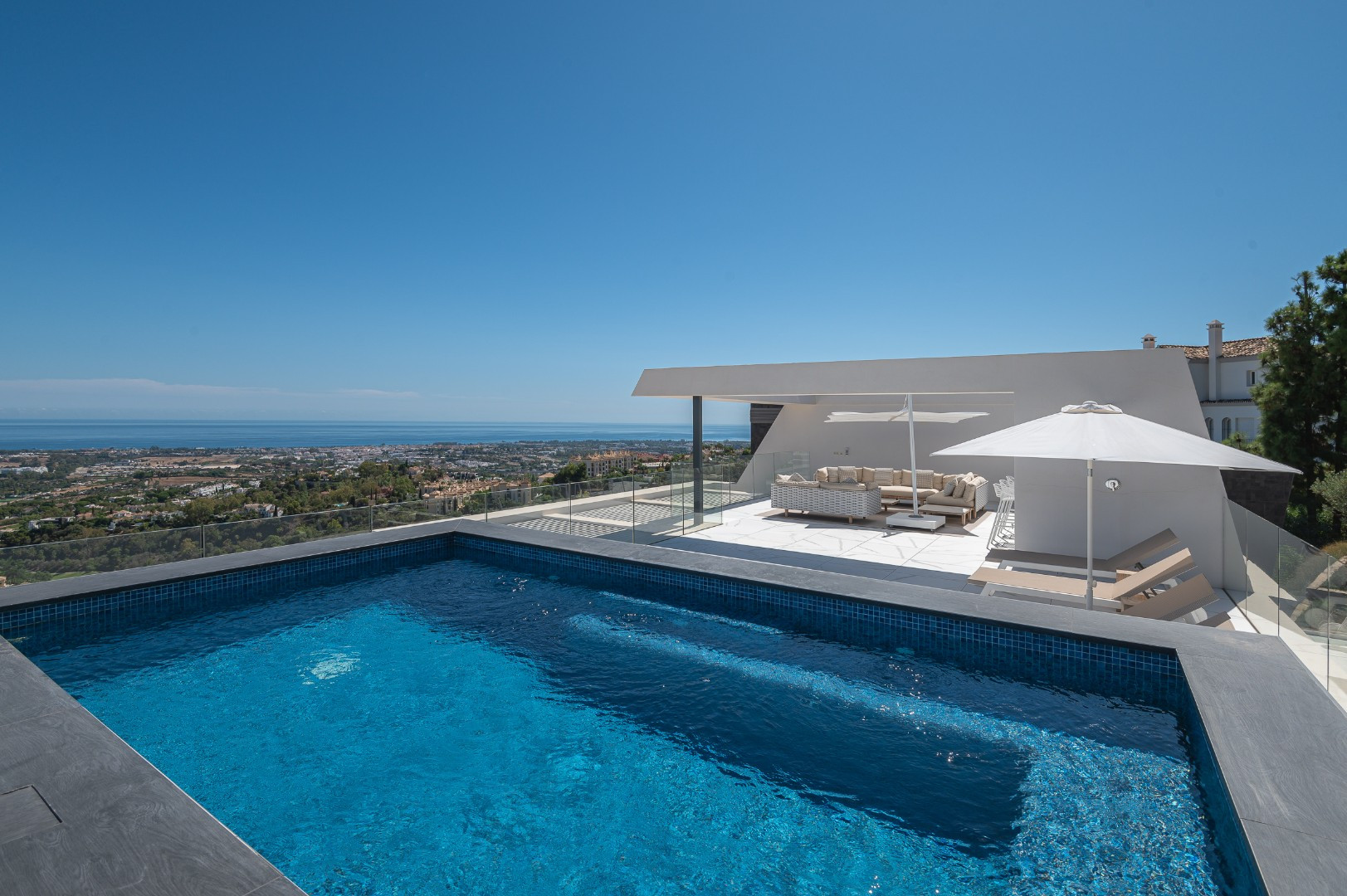 Sophisticated penthouse with private swimming pool and outstanding sea views