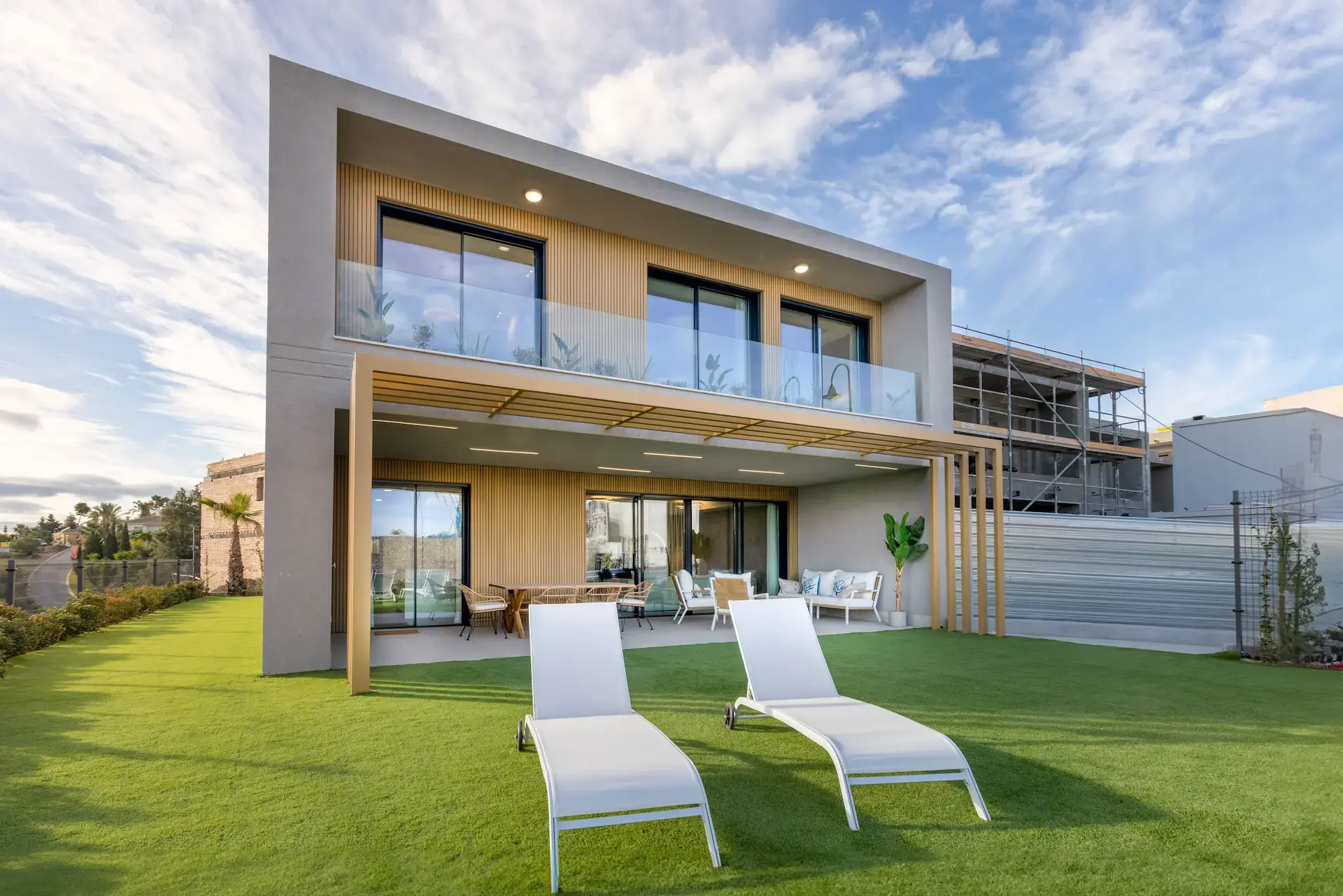 Luxurious townhouse frontline golf and close to everything