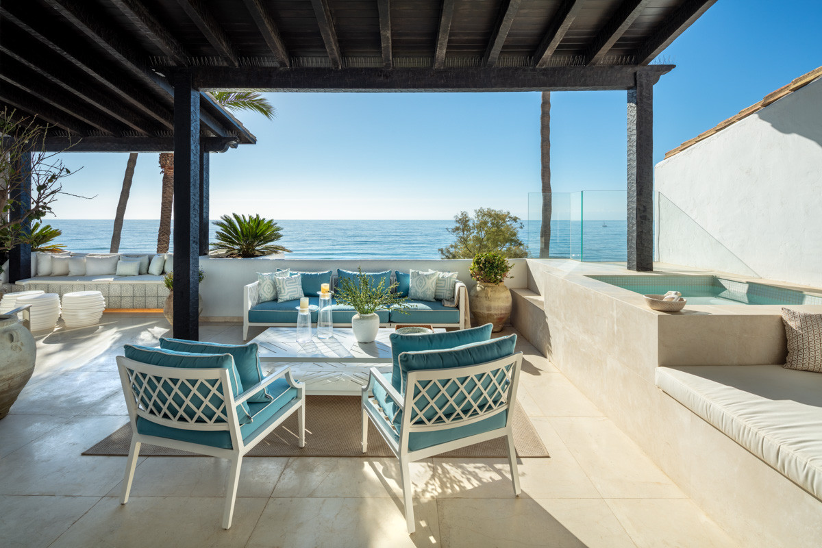 Exquisite Duplex frontline beach with abundant terrace space in Marina Puente Romano