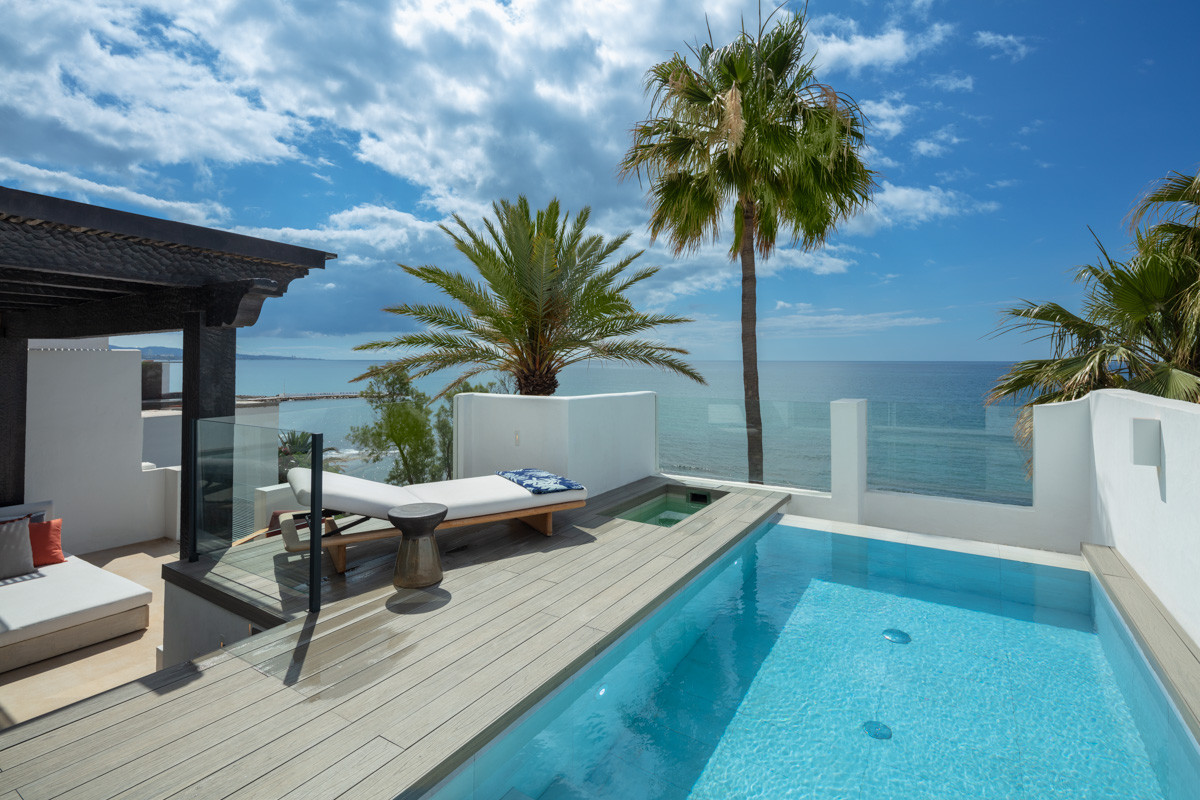 Splendid duplex penthouse frontline beach in Puente Romano