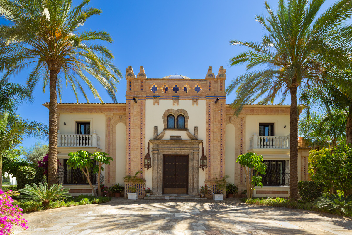 Magnificent mansion within a prestigious gated community in Sierra Blanca