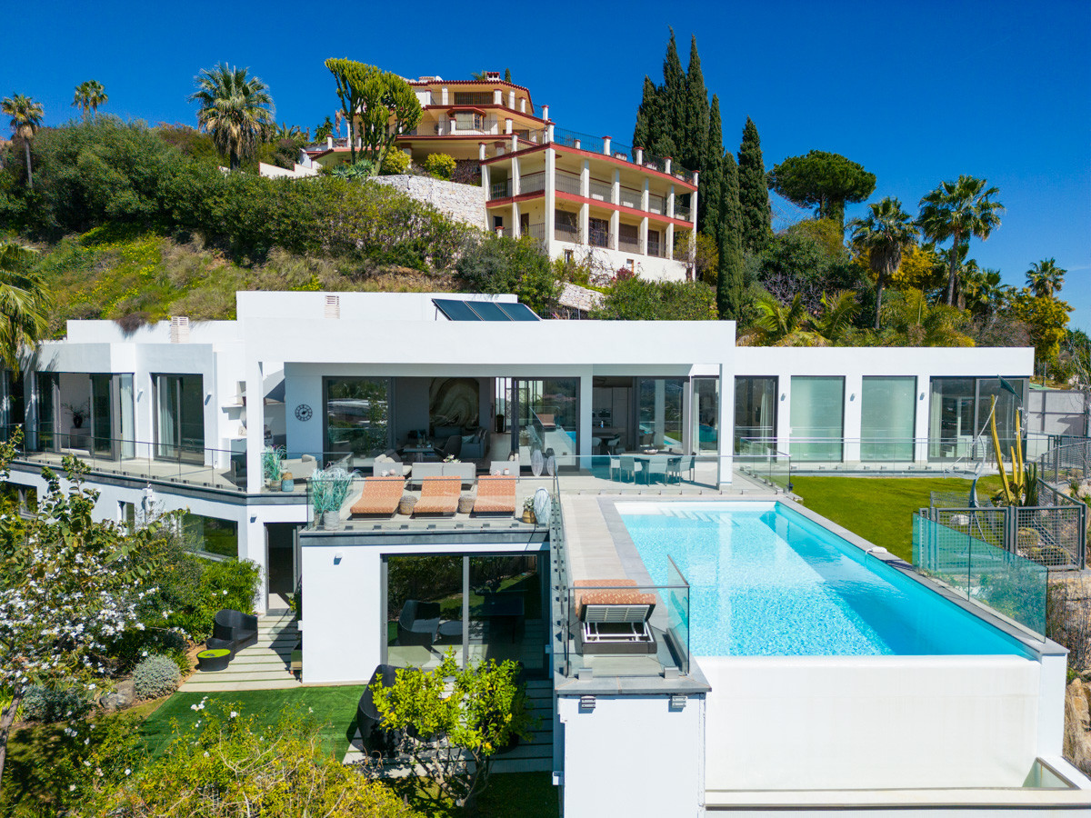 Exceptional contemporary villa in the heart of El Herrojo with entertainment level