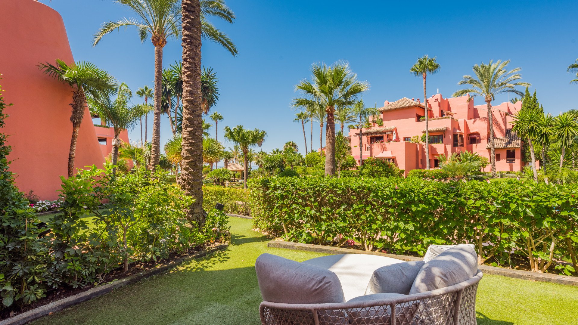 Luxurious groundfloor apartment with modern interior and impressive details