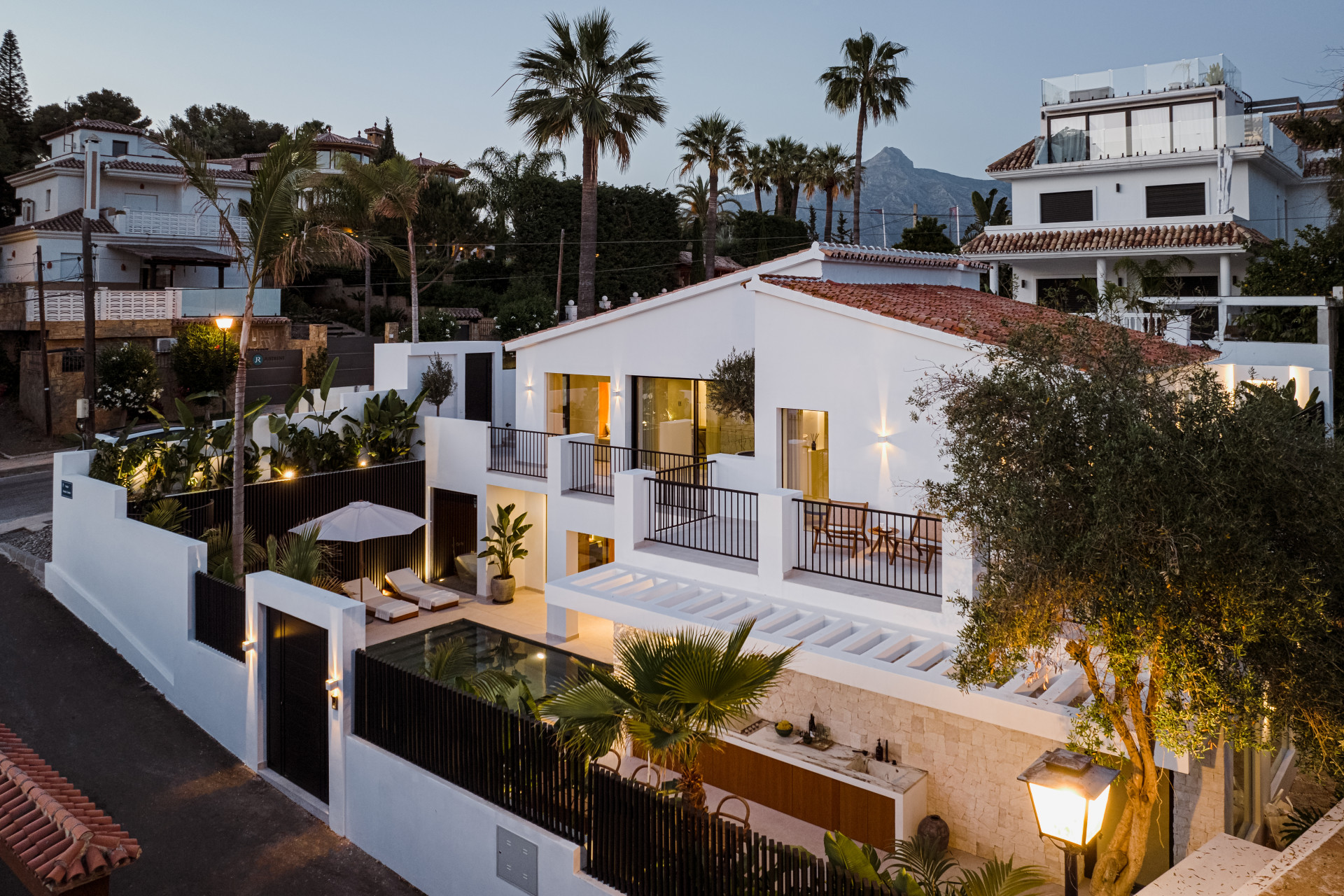 Stunning Scadinavian-style villa completely renovated to perfection in the core of Nueva Andalucía