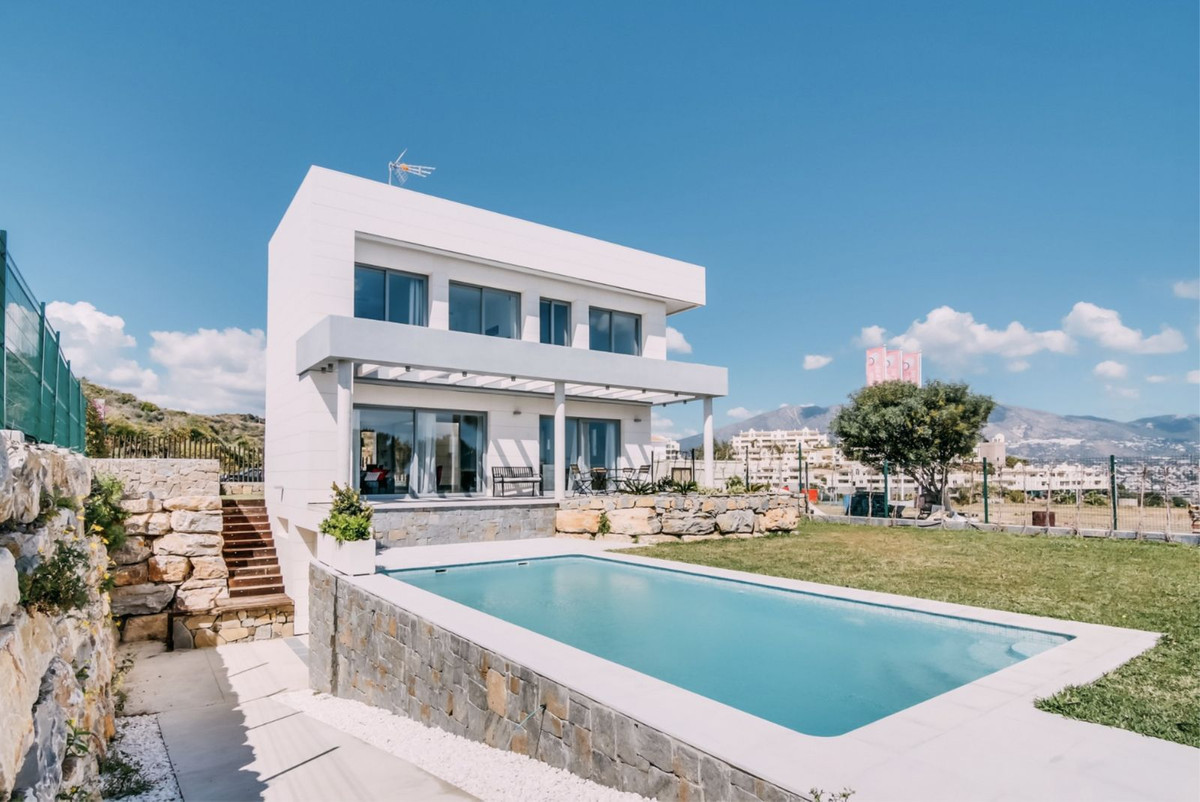 Two levels frontline golf course villa within an exquisite development of only 10 modern villas