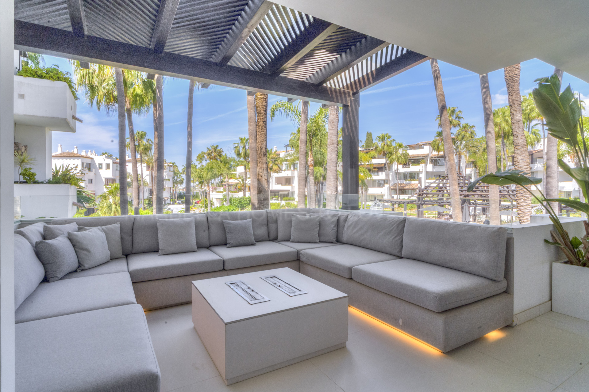 Elegantly Renovated 3-Bedroom Beach Apartment in Marina Puente Romano, Marbella Golden Mile