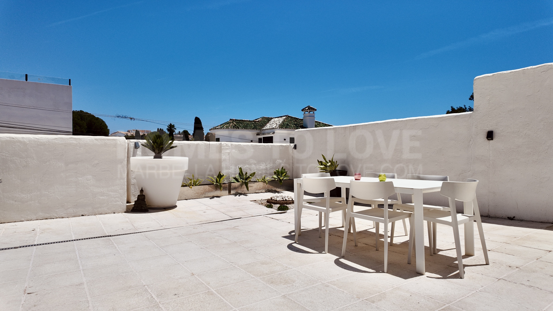 Elegant Four-Bedroom Villa with Mountain Views in Nueva Andalucía, Marbella