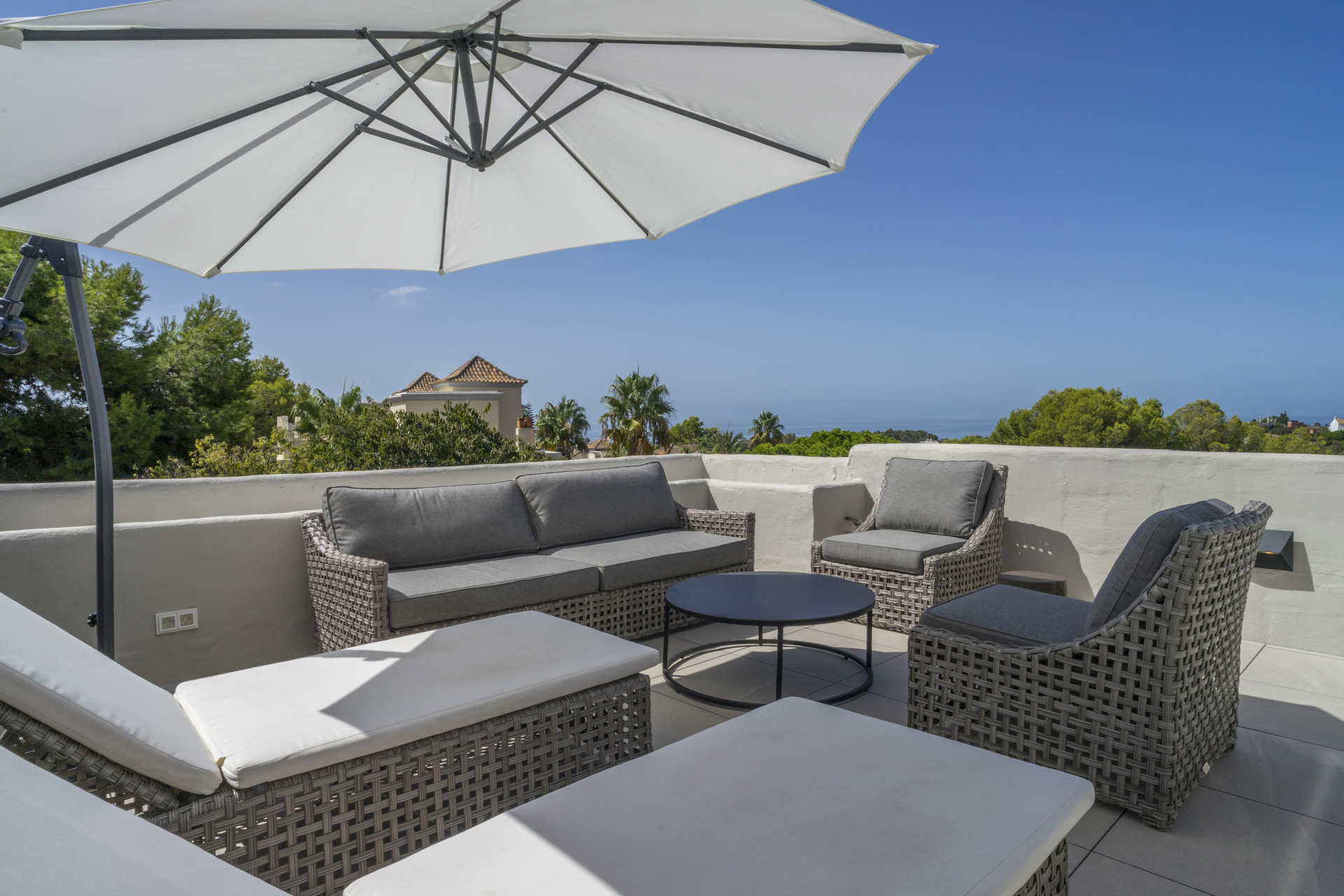 Prachtvolles Reihenhaus mit Luxus-Solarium, Panoramablick und Touristenlizenz in Artola Alta, Marbella Ost