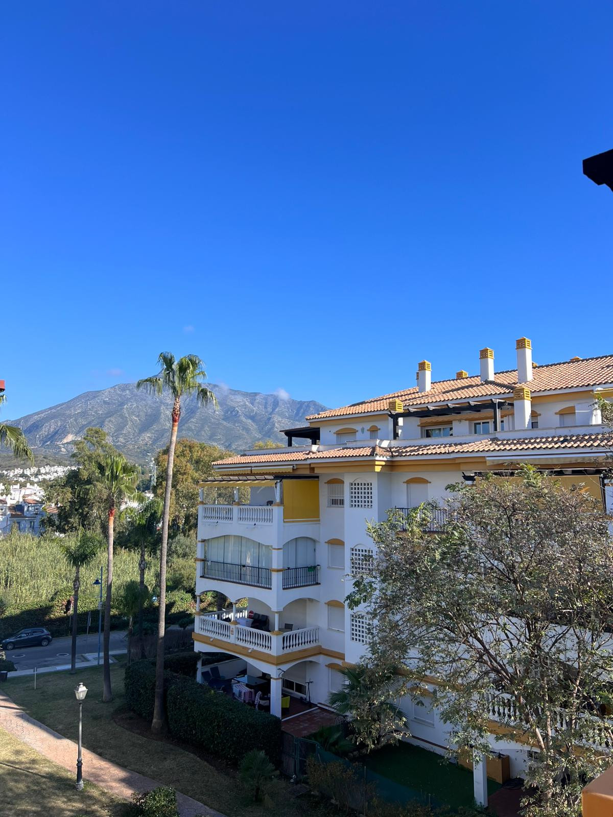 Two-bedroom apartment with mountain-view terrace