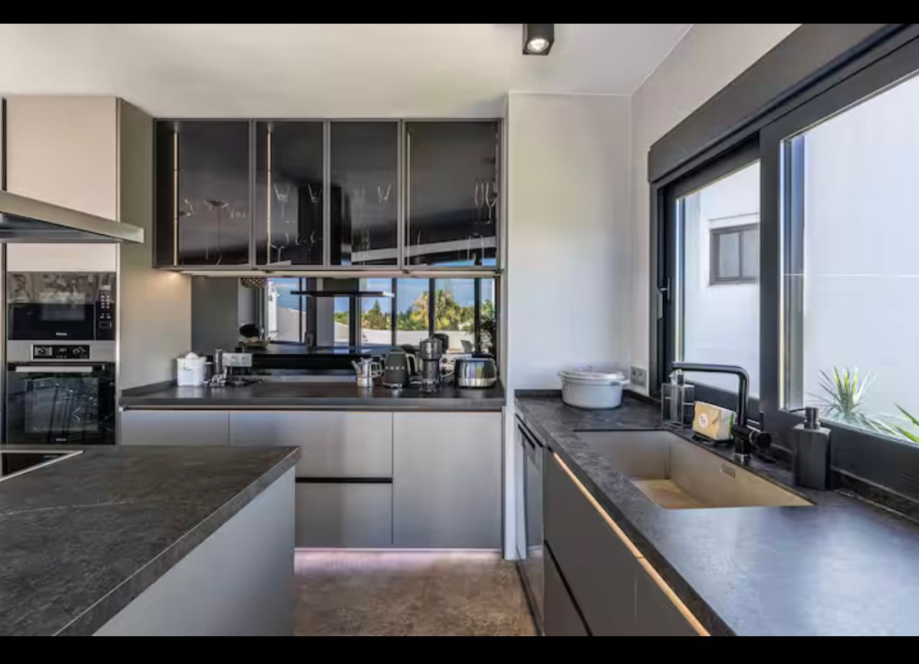 Elegant modern 3-bedroom apartment for rent on Marbella’s Golden Mile