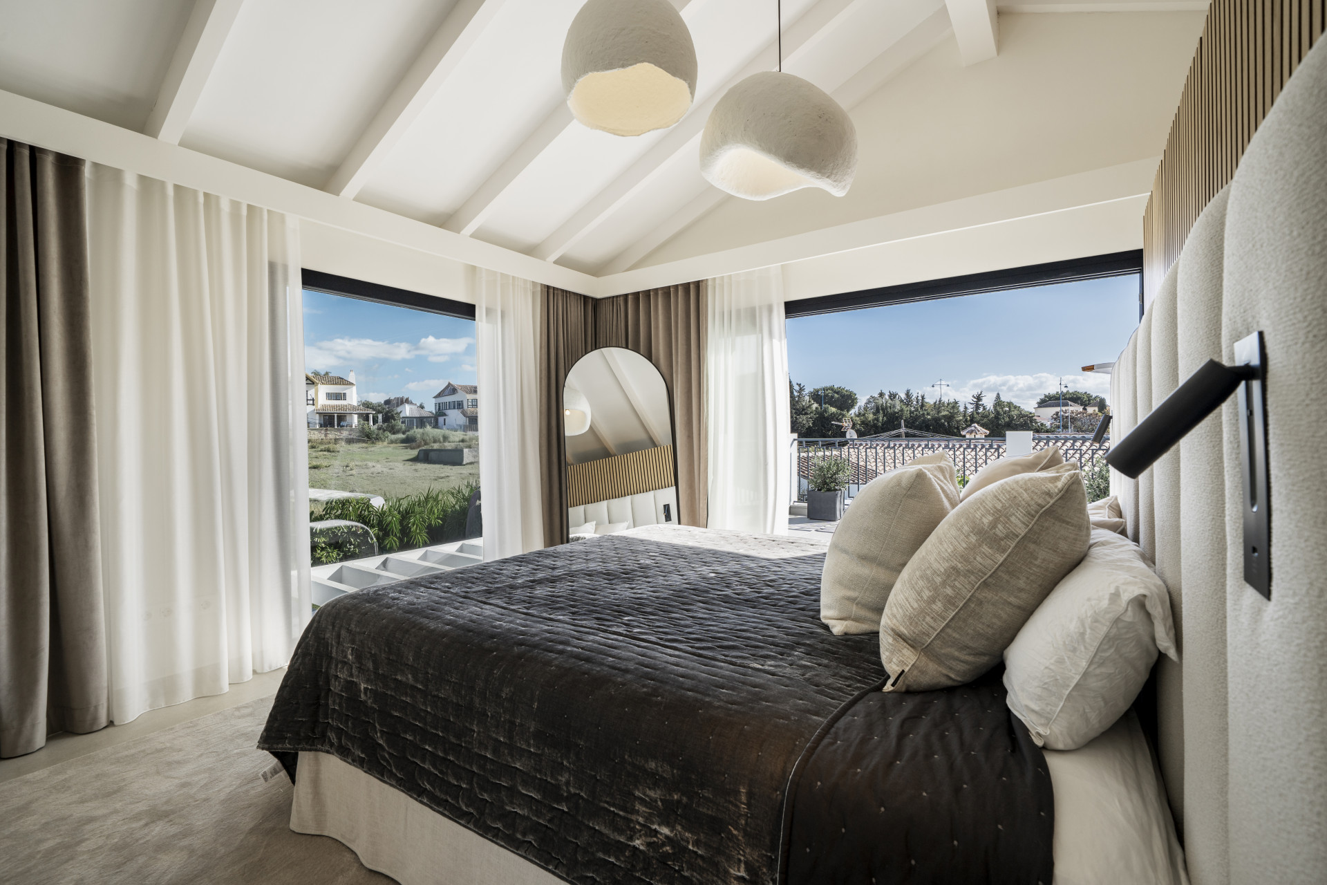 Elegant beachside villa for sale in San Pedro, Marbella