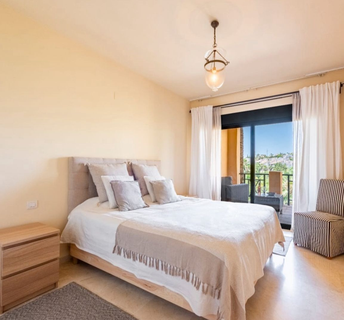 Bright 2-bed apartment with terrace and views