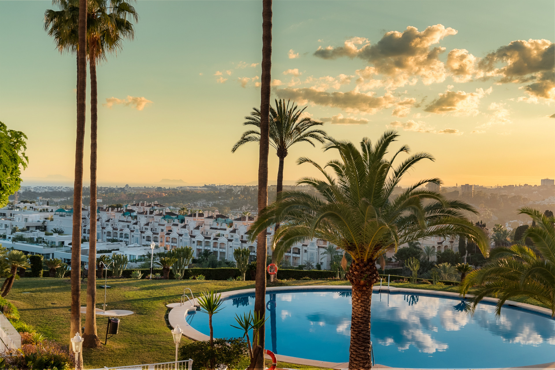 Elegant luxury apartment for sale in Las Terrazas de Las Lomas del Marbella Club