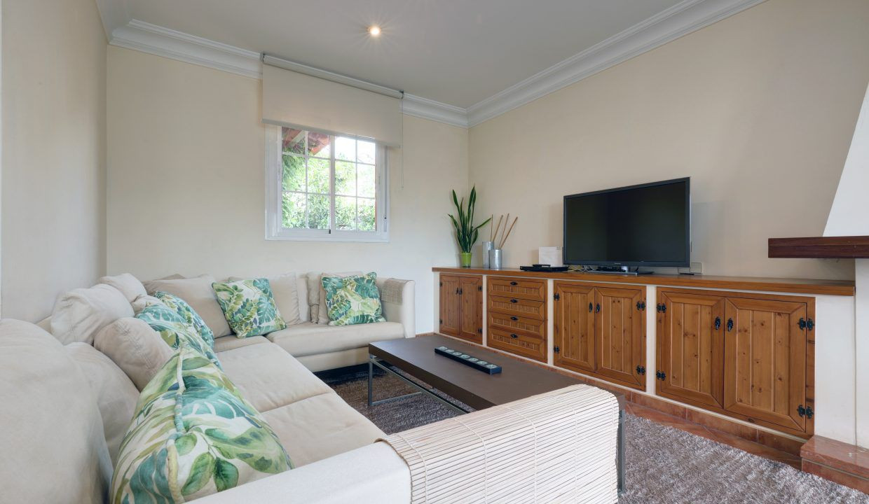 Villa con 4 dormitorios, piscina privada 15 minutos andando a Puerto Banus, Marbella