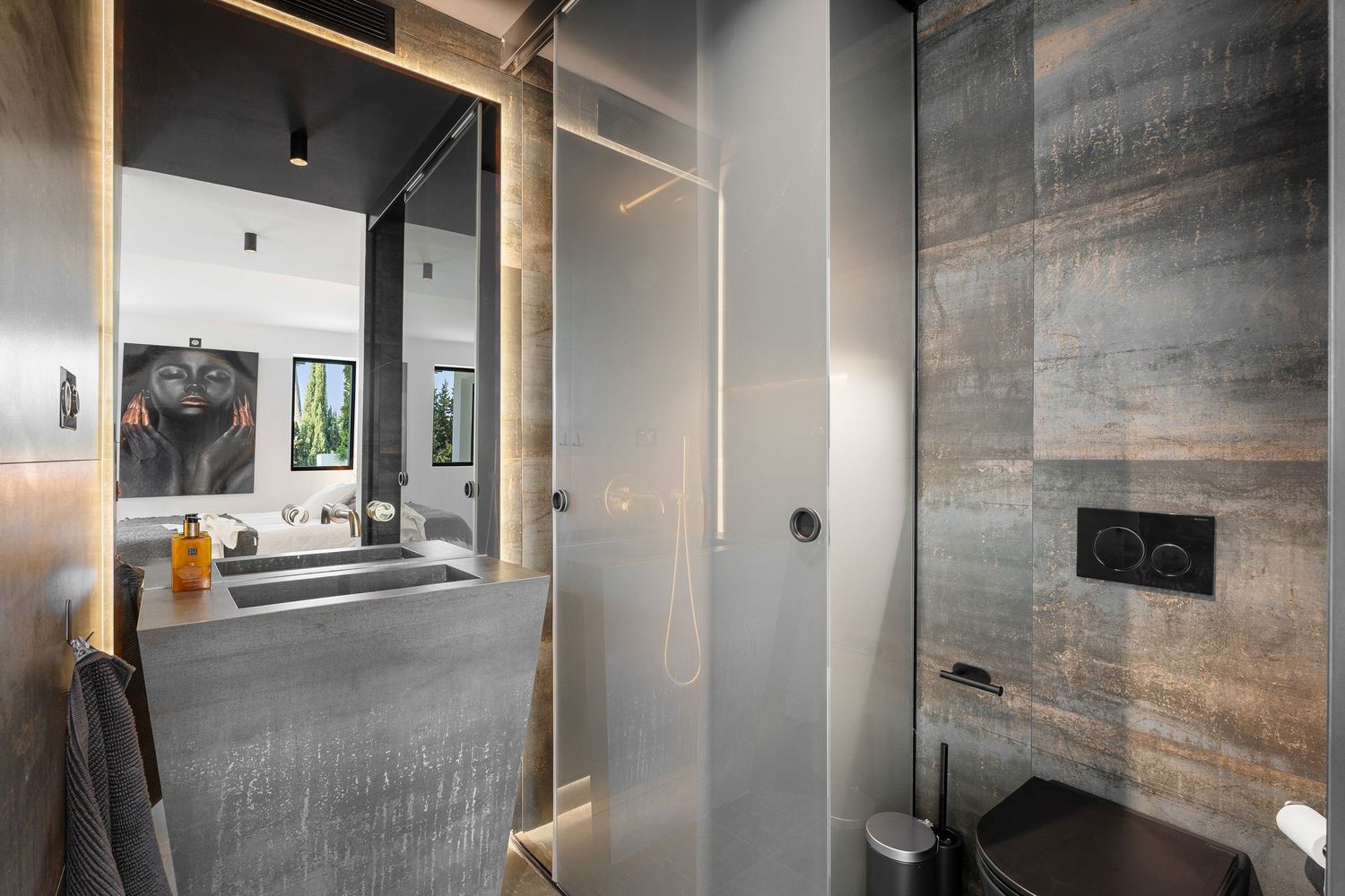 Modern 3-Bedroom Penthouse with Rooftop Terrace and Sea Views in Nueva Andalucía