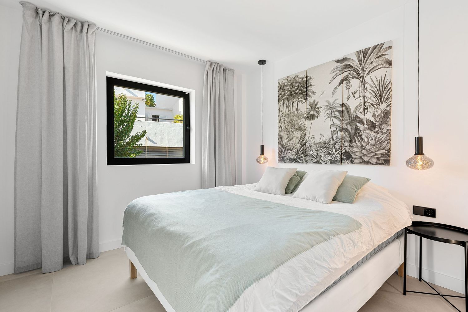 Modern 3-Bedroom Penthouse with Rooftop Terrace and Sea Views in Nueva Andalucía