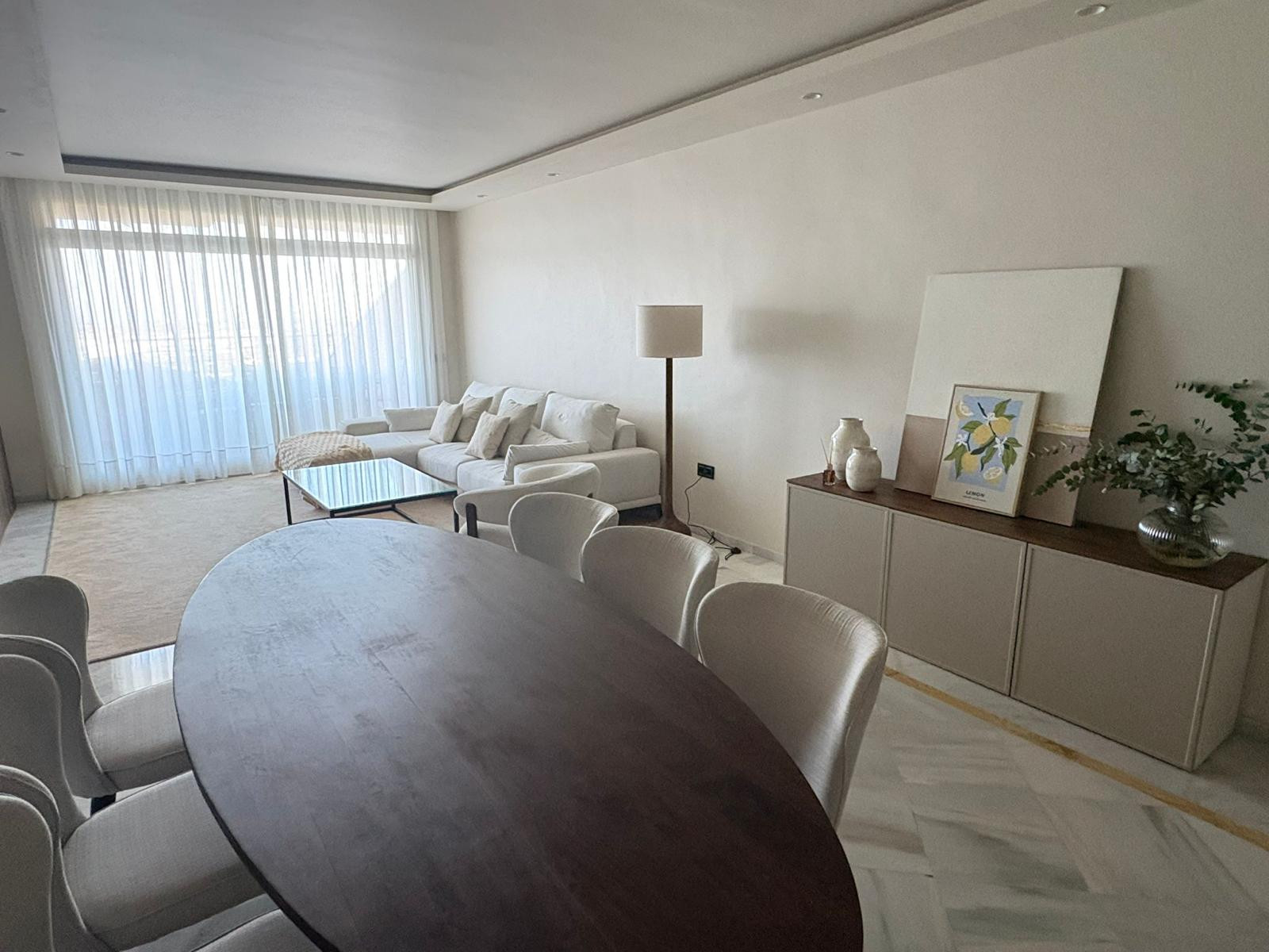 Amplio apartamento de 2 dormitorios con vistas panorámicas al mar en Nueva Andalucía