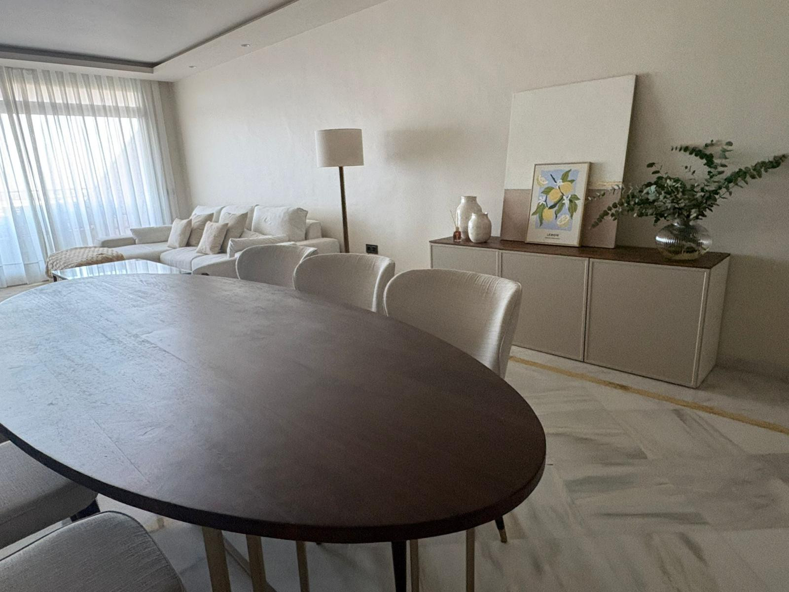 Amplio apartamento de 2 dormitorios con vistas panorámicas al mar en Nueva Andalucía