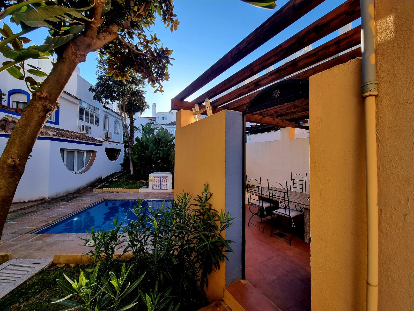 Casa adosada de 2 dormitorios en Altos del Rodeo, Nueva Andalucía