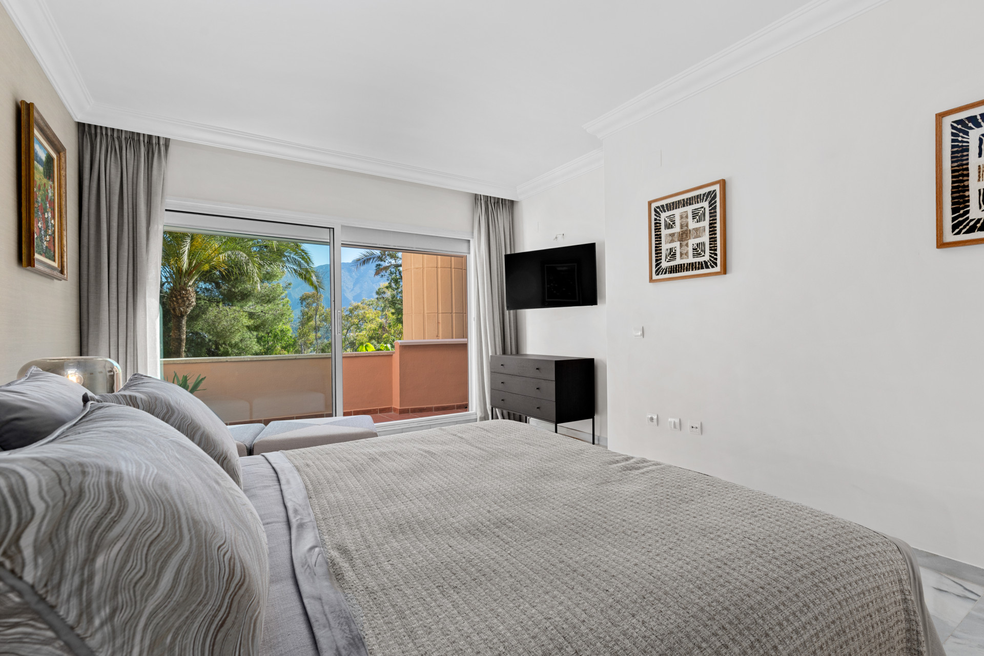 Beautifully Renovated Three-Bedroom Apartment in Magna, Nueva Andalucía