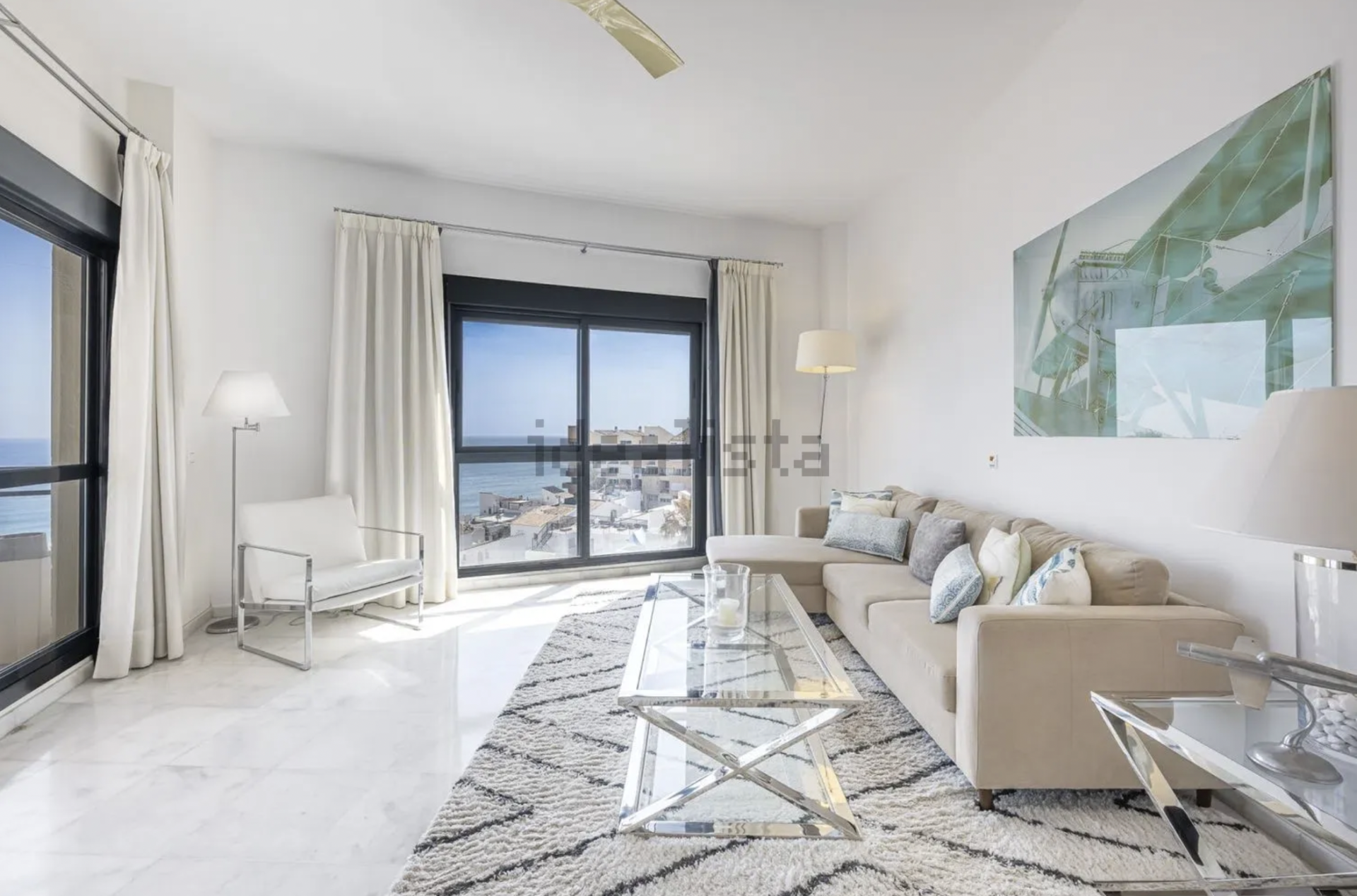Impresionante ático frente a la playa con vistas directas al mar en Estepona