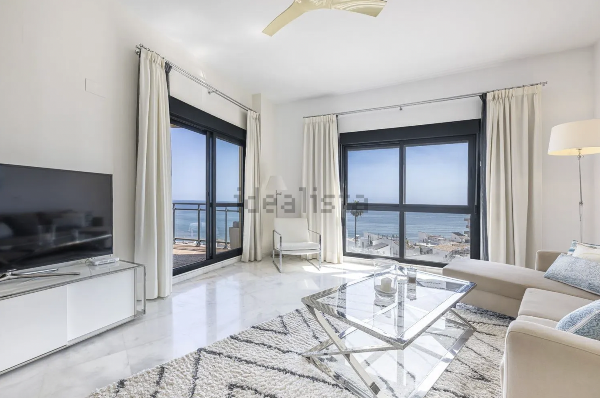 Impresionante ático frente a la playa con vistas directas al mar en Estepona