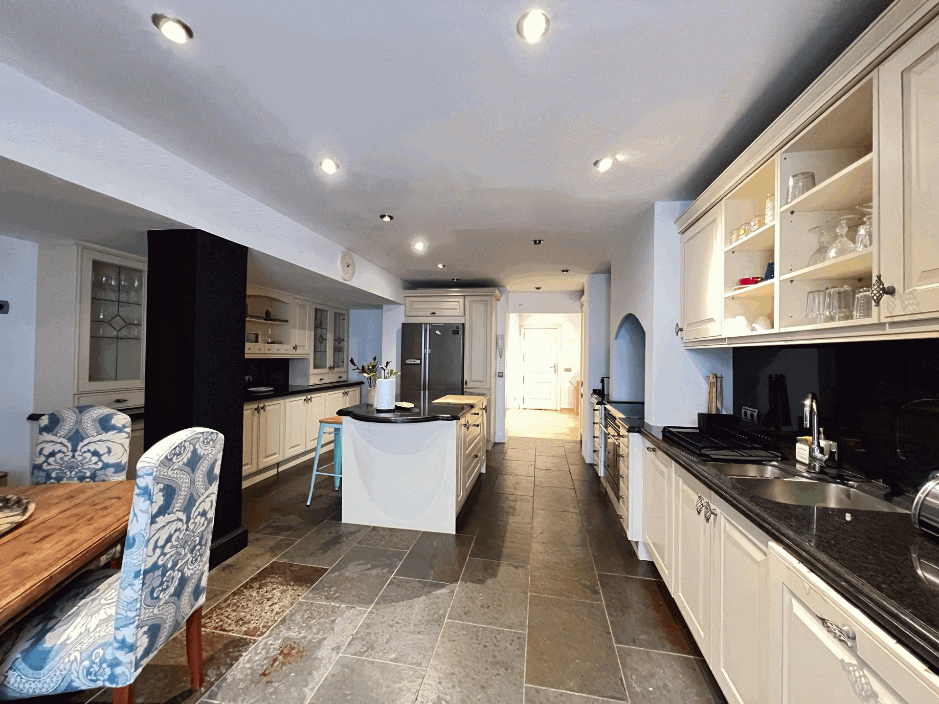 Elegant Marbella apartment with terrace and modern bathroom.